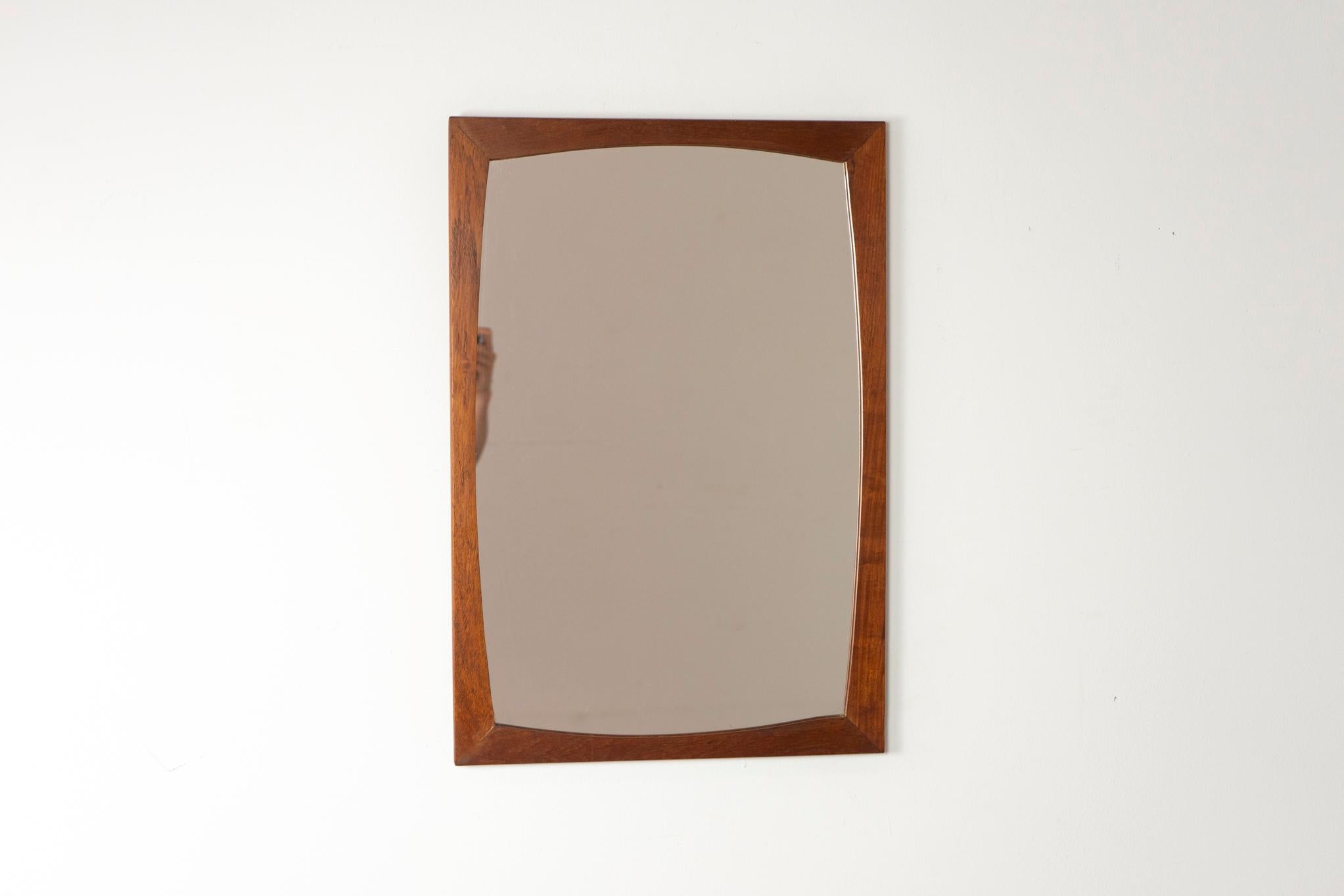 Miroir danois en teck moderne du milieu du siècle, vers les années 1960. Cadre en bois massif avec de jolis détails d'angle. Verre neuf et impeccable. 