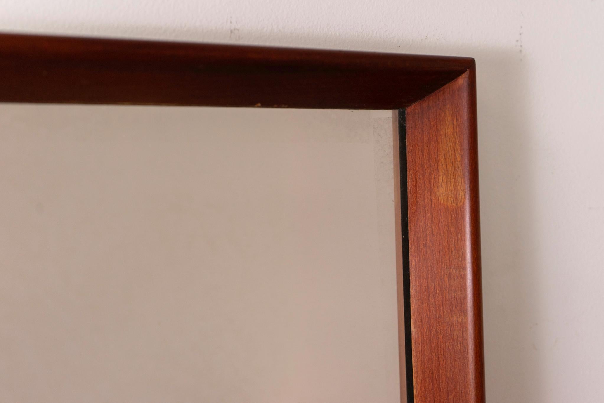 Scandinavo moderno Specchio da parete danese moderno in teak in vendita