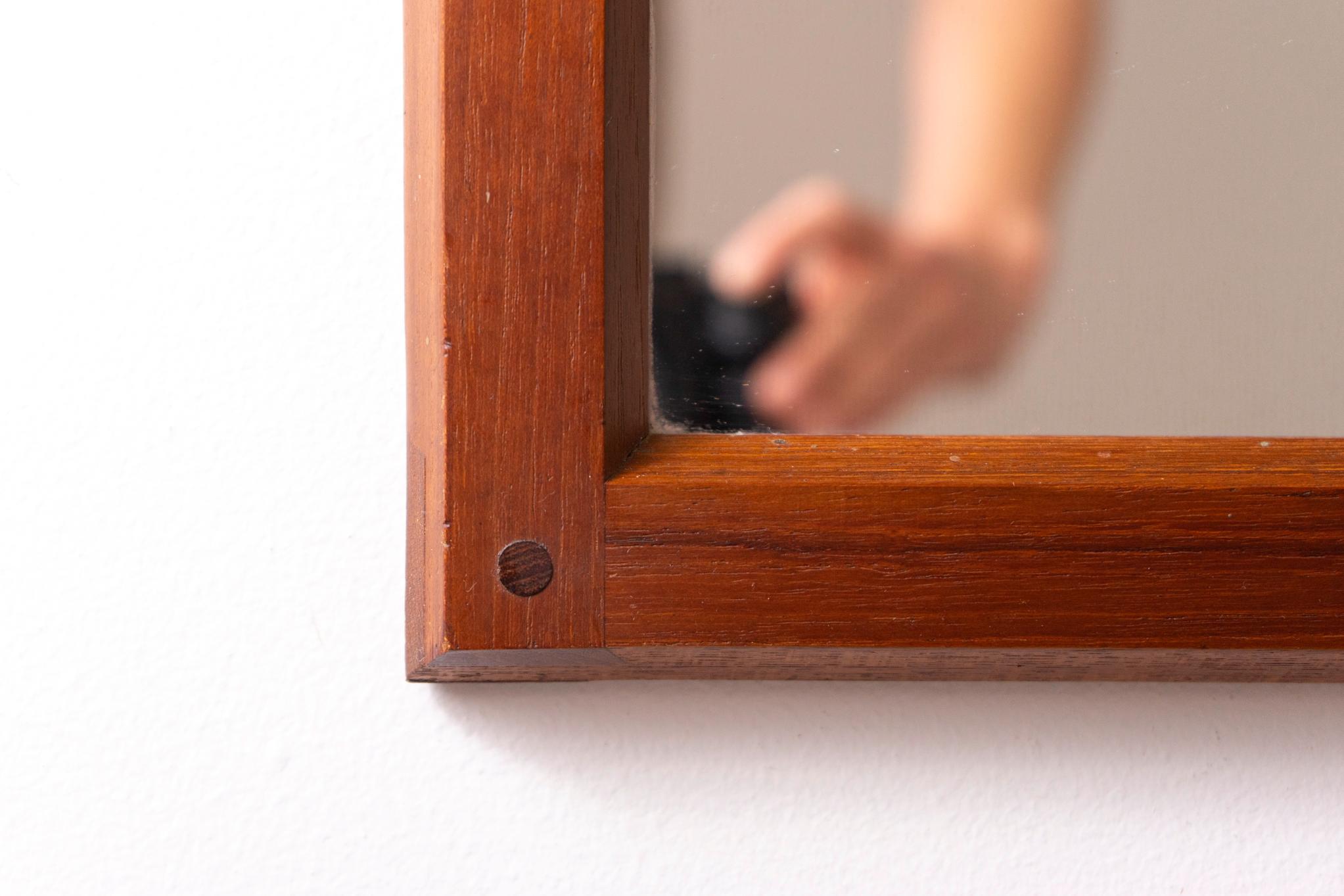 Scandinavo moderno Specchio da parete danese moderno in teak in vendita