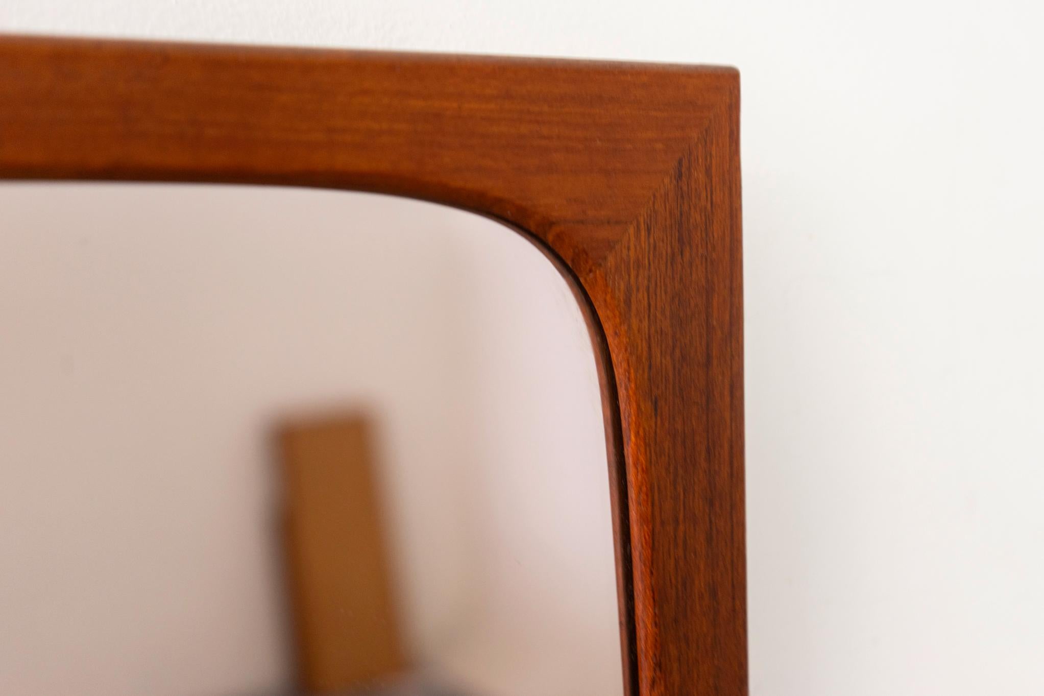Scandinavo moderno Specchio da parete danese moderno in teak in vendita