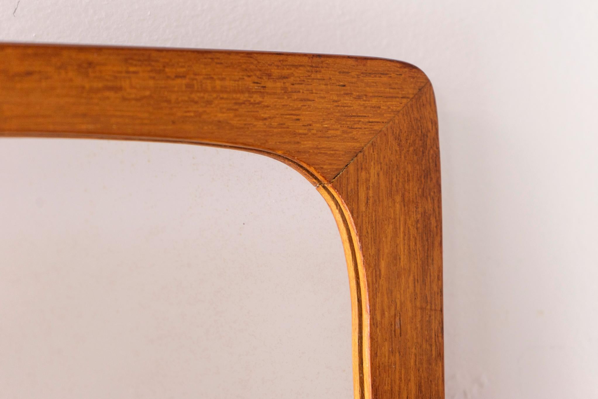 Espejo de pared moderno danés de teca Escandinavo moderno en venta