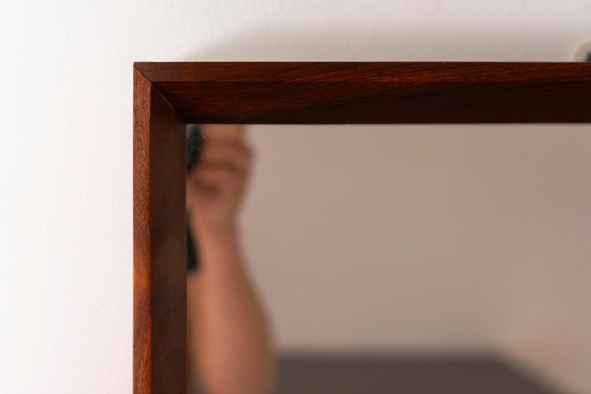 Scandinavo moderno Specchio da parete danese moderno in teak in vendita