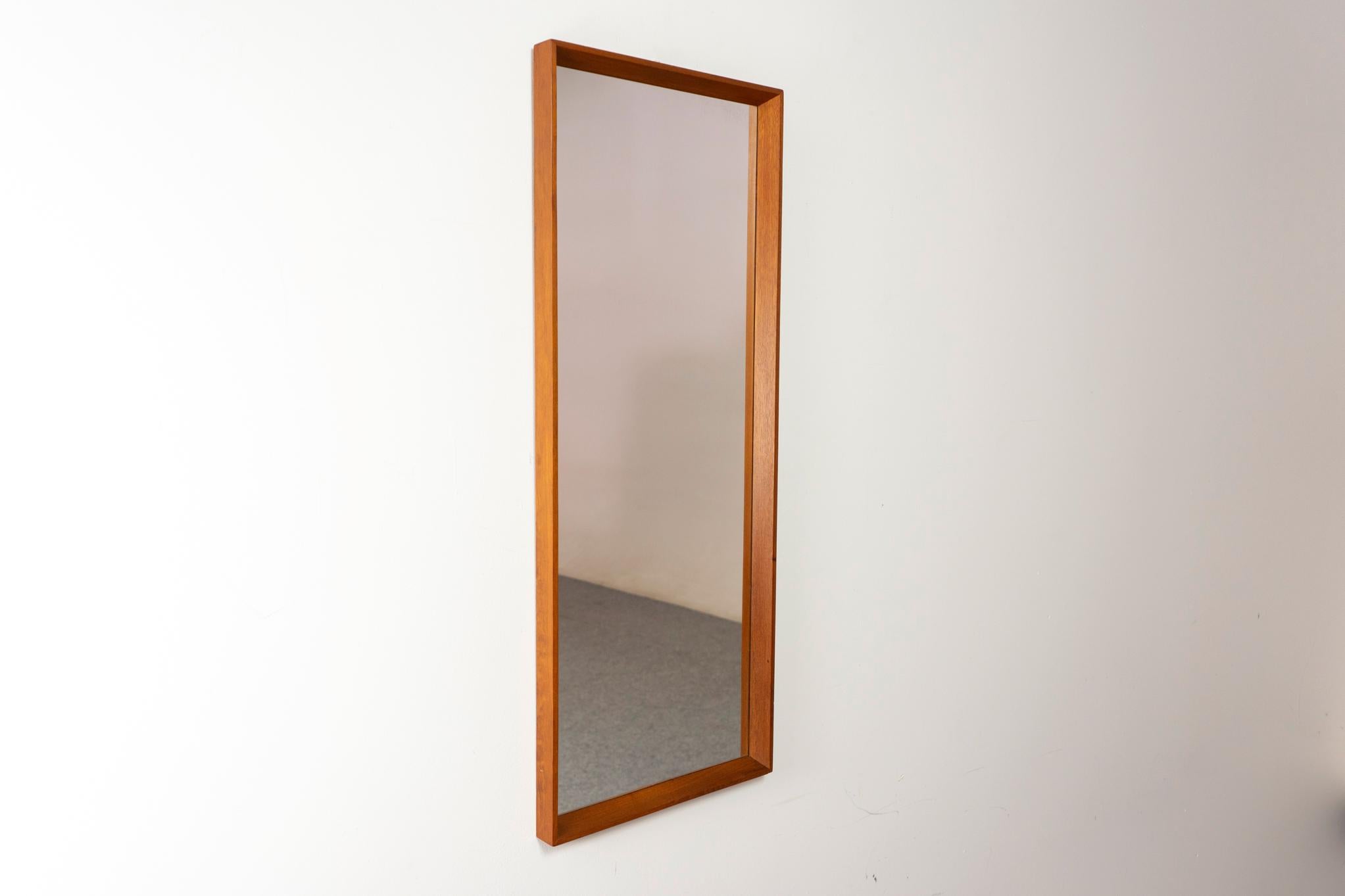 Espejo de pared moderno danés de teca Danés en venta