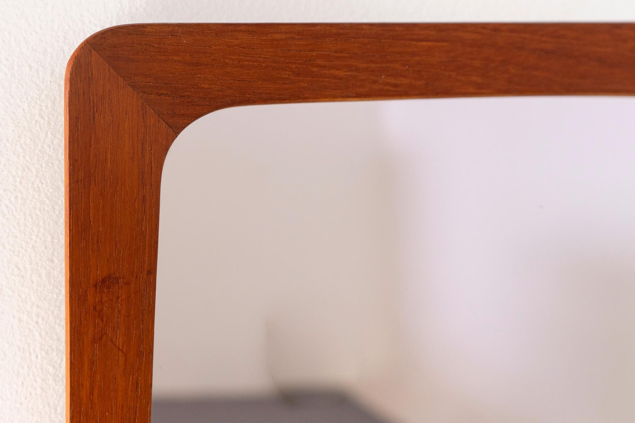 Dänischer Modern Teak Wandspiegel im Zustand „Gut“ im Angebot in VANCOUVER, CA