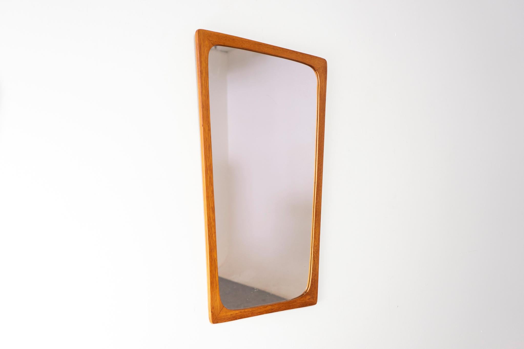 Espejo de pared moderno danés de teca Danés en venta