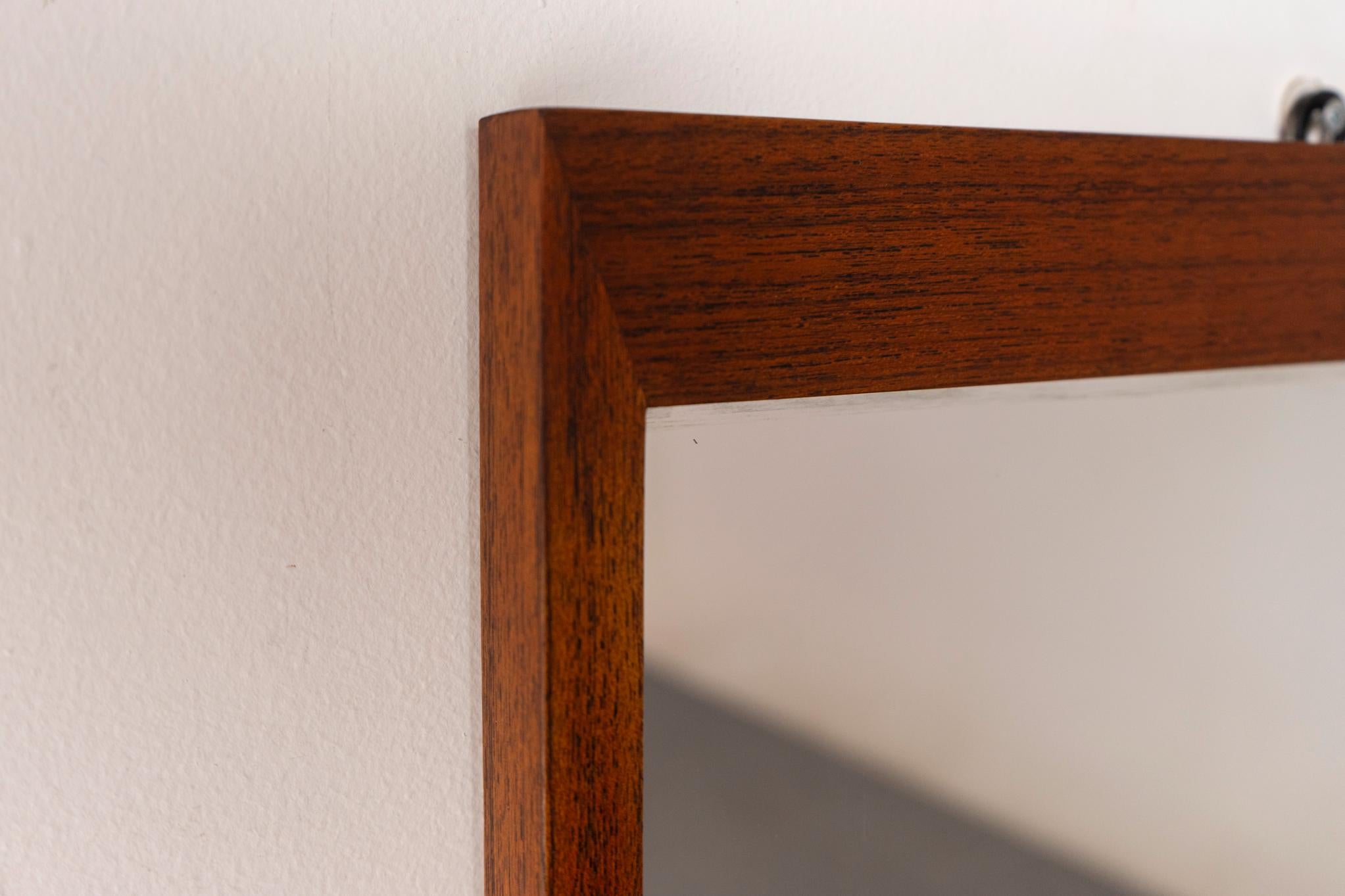 Dänischer Modern Teak Wandspiegel im Zustand „Gut“ im Angebot in VANCOUVER, CA