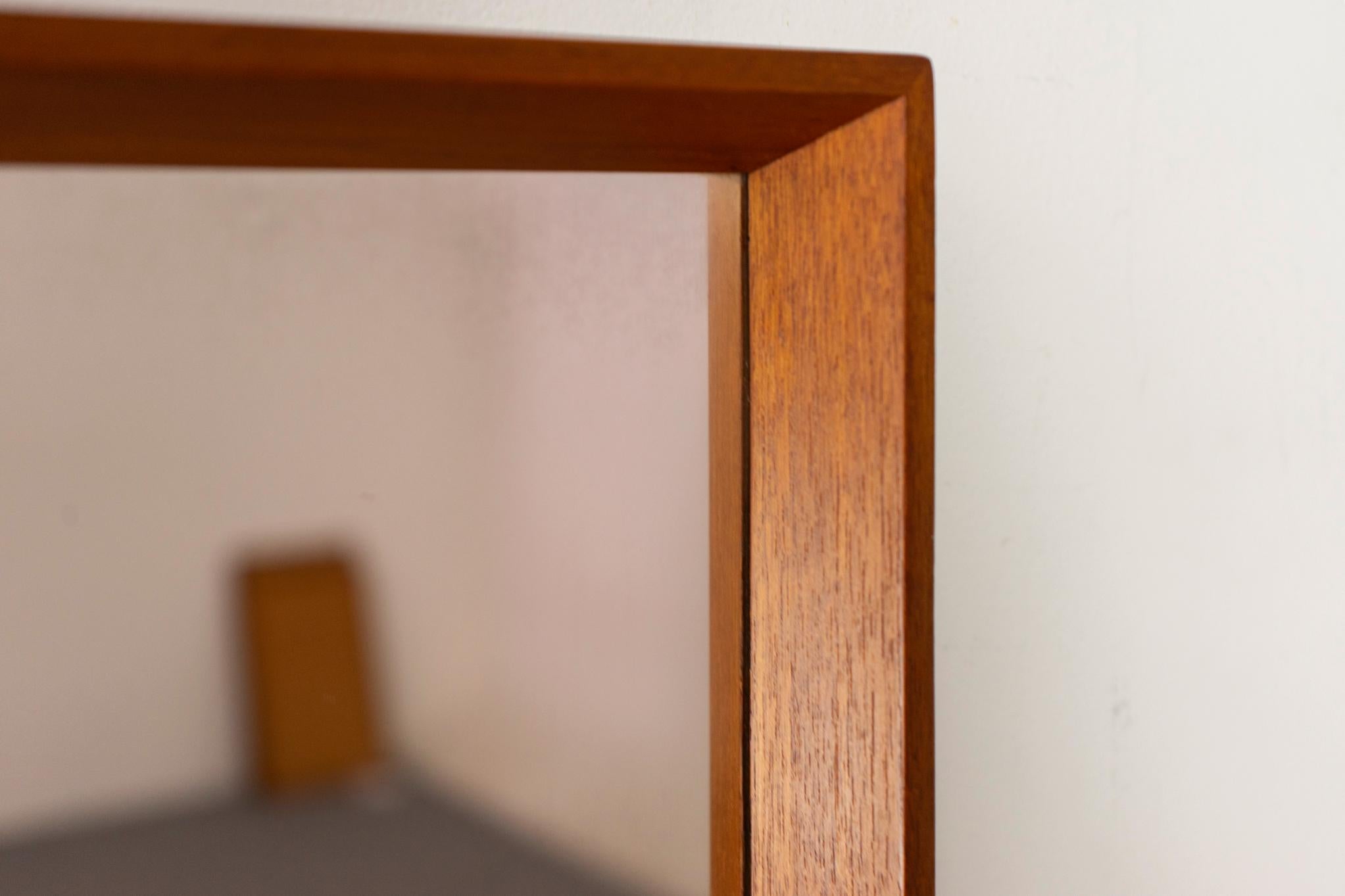 Espejo de pared moderno danés de teca en Bueno estado para la venta en VANCOUVER, CA