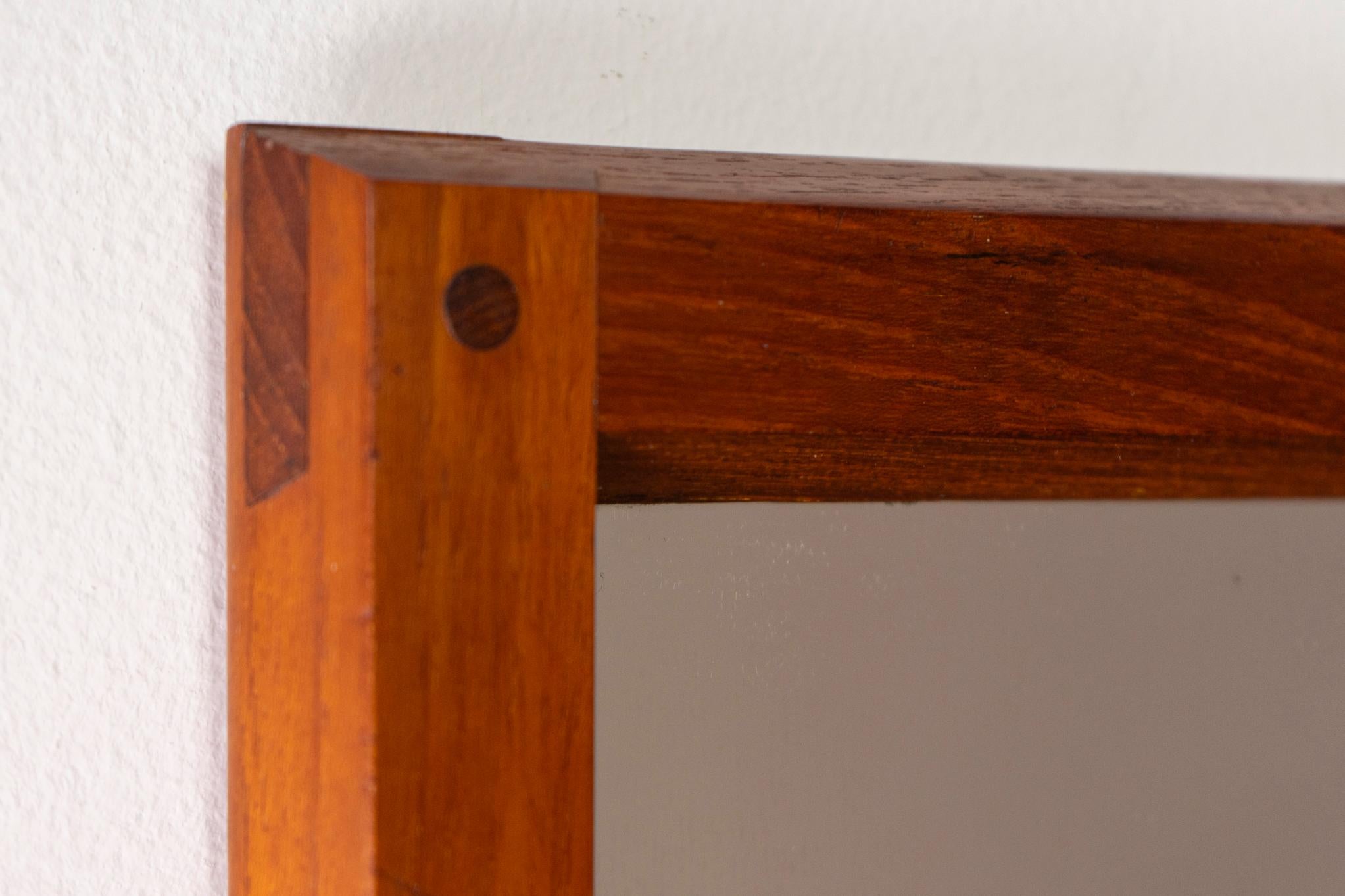 Specchio da parete danese moderno in teak In condizioni buone in vendita a VANCOUVER, CA
