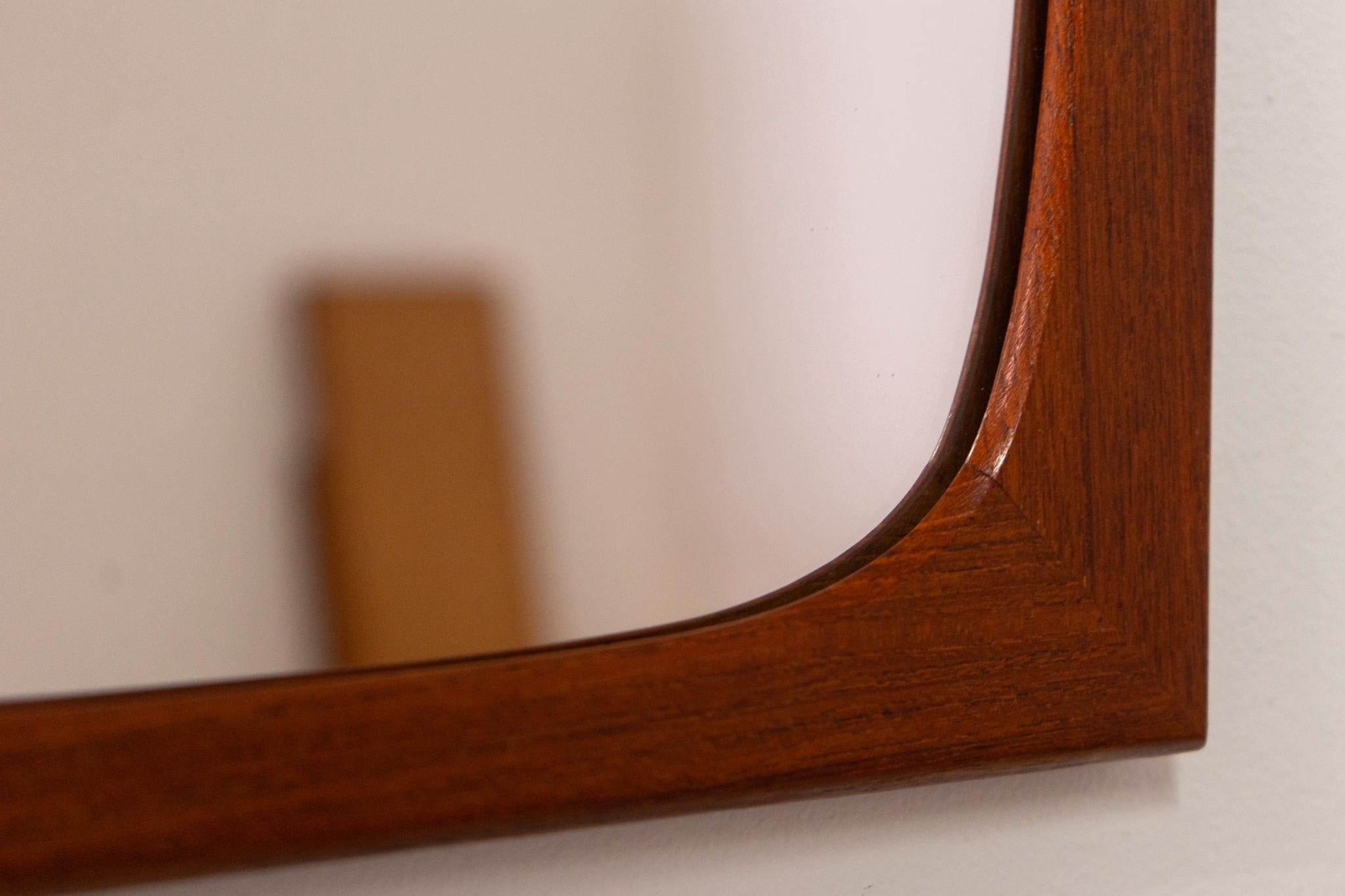 Specchio da parete danese moderno in teak In condizioni buone in vendita a VANCOUVER, CA