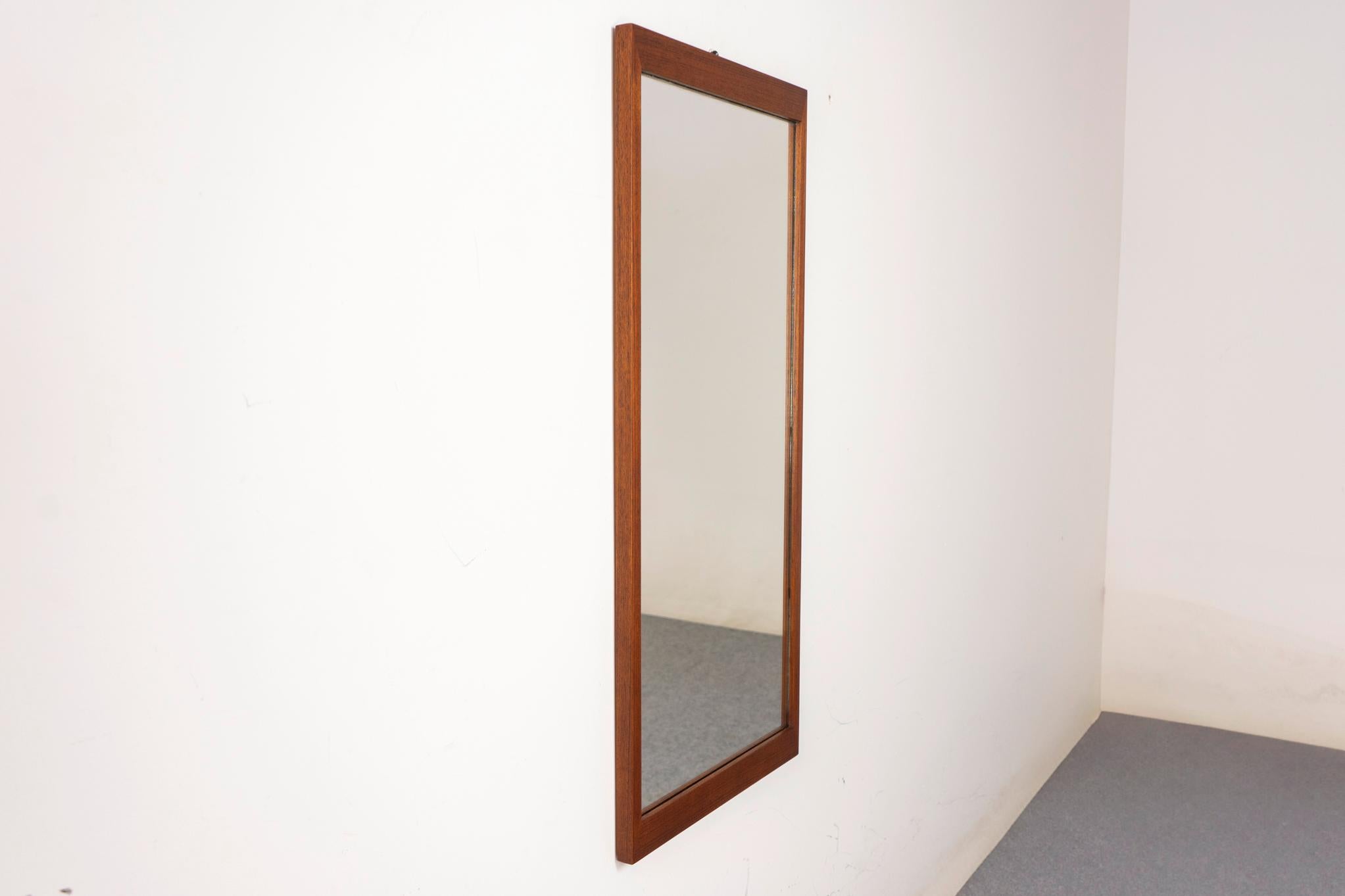 Dänischer Modern Teak Wandspiegel (Mitte des 20. Jahrhunderts) im Angebot