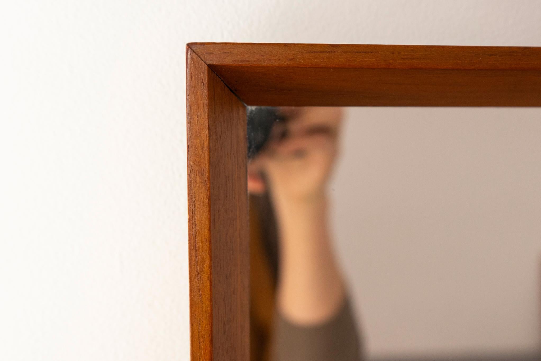 Espejo de pared moderno danés de teca mediados del siglo XX en venta