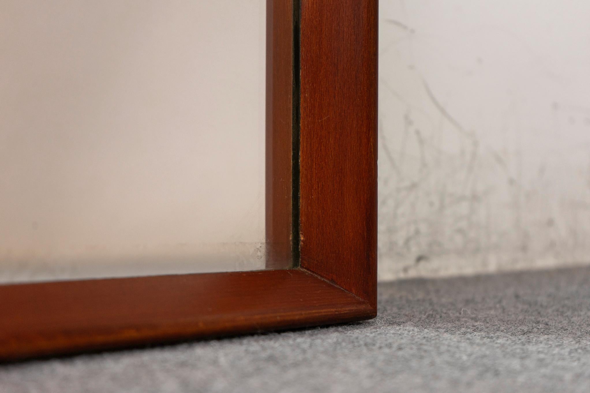 Metà XX secolo Specchio da parete danese moderno in teak in vendita