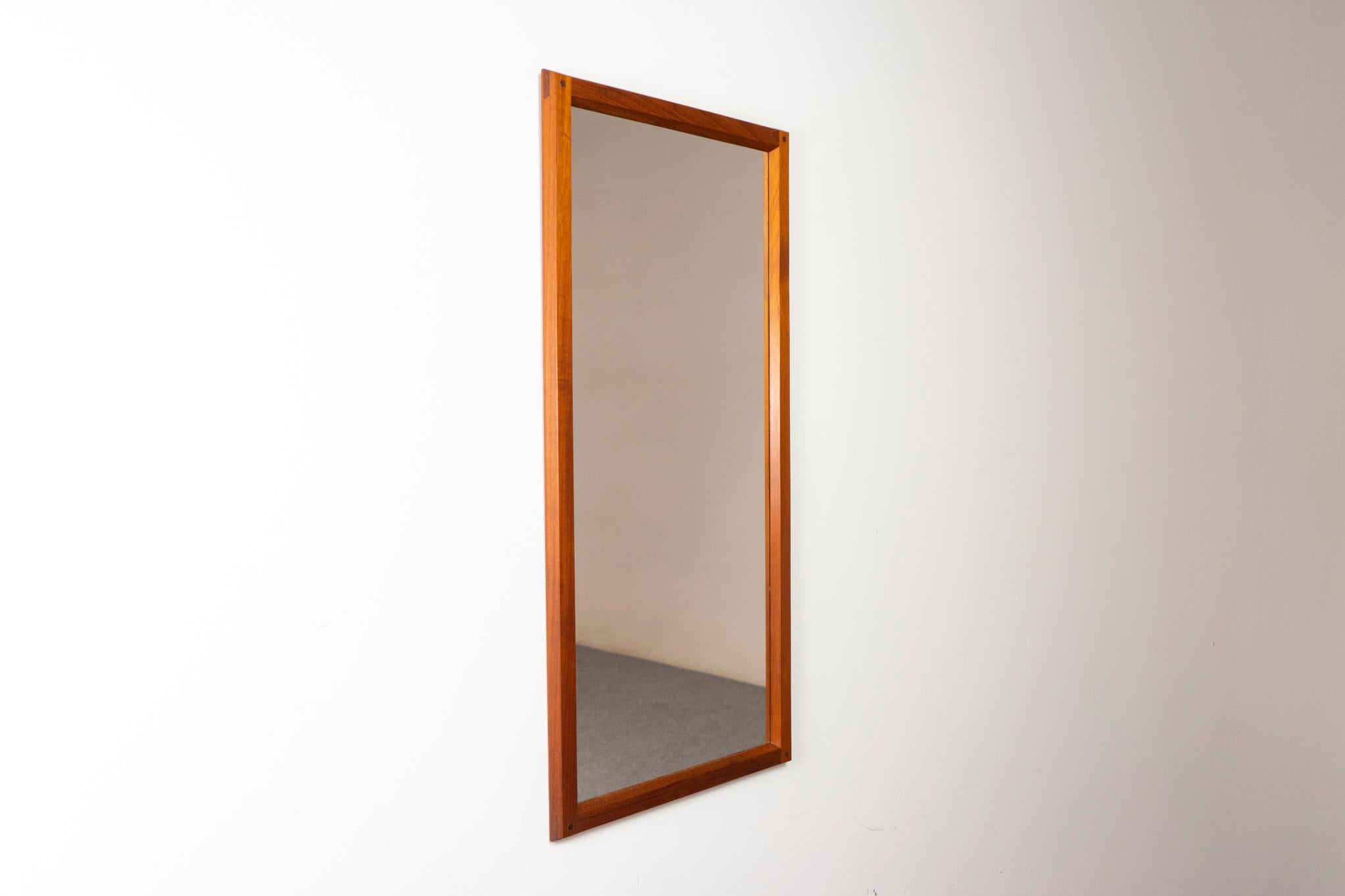 Metà XX secolo Specchio da parete danese moderno in teak in vendita