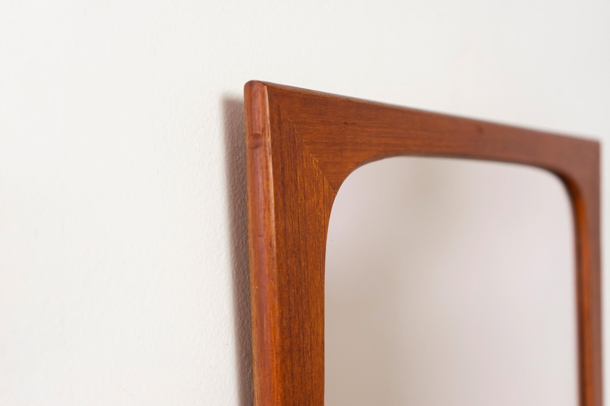 Metà XX secolo Specchio da parete danese moderno in teak in vendita