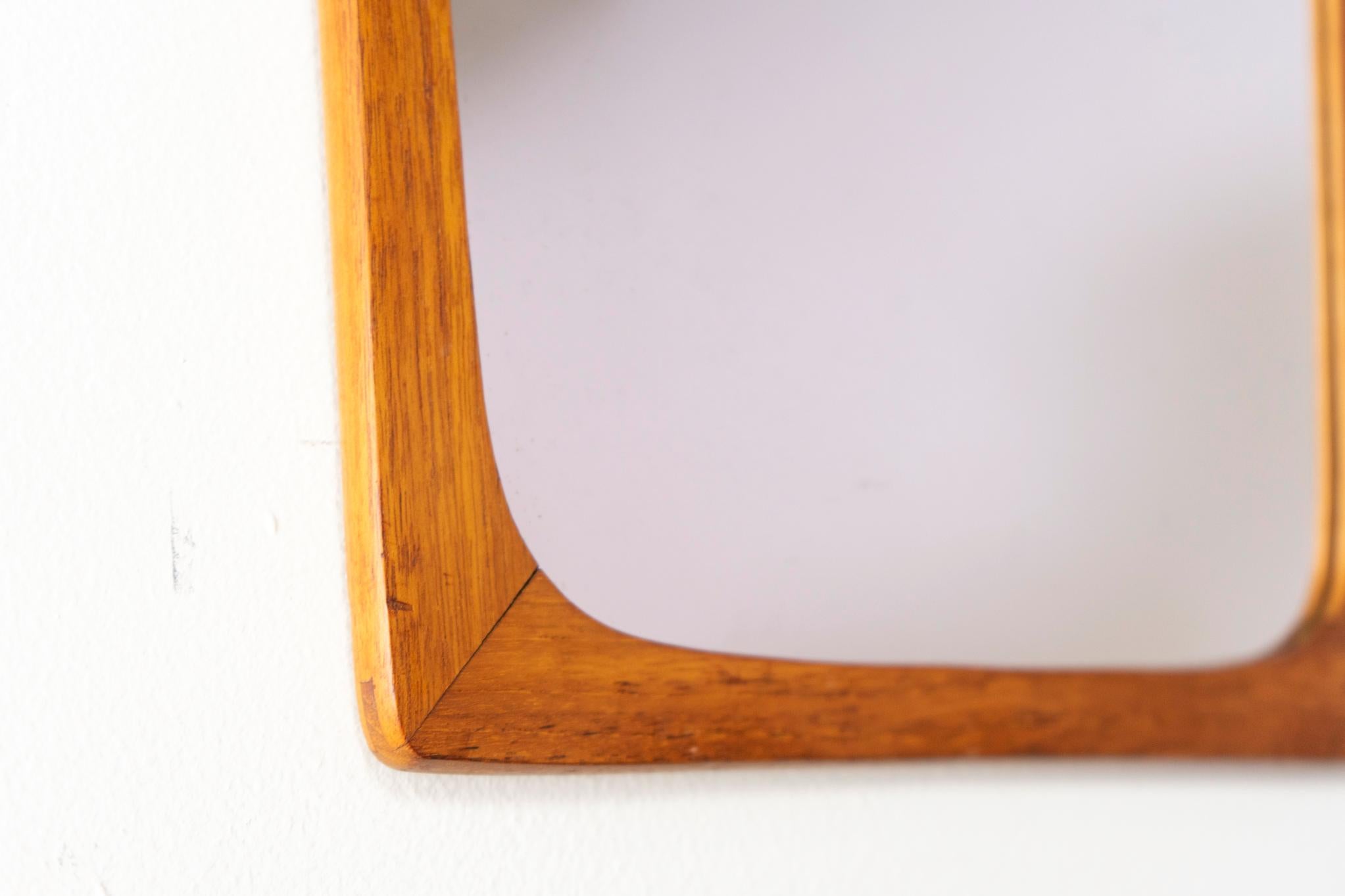 Espejo de pared moderno danés de teca mediados del siglo XX en venta