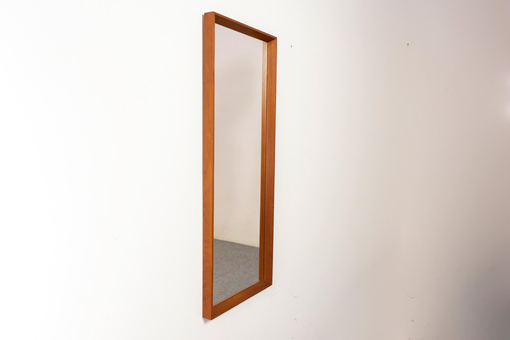 Espejo de pared moderno danés de teca en venta 1