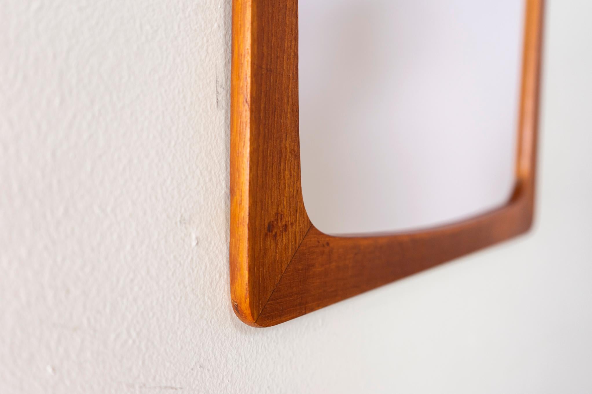 Dänischer Modern Teak Wandspiegel im Angebot 1