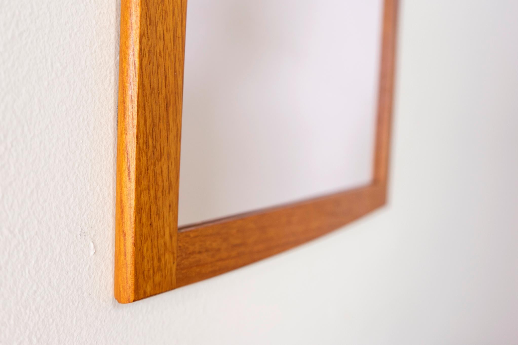 Dänischer Modern Teak Wandspiegel im Angebot 1
