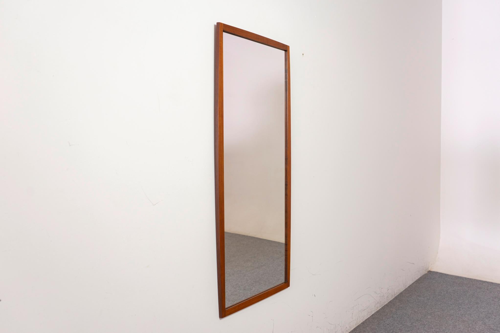 Specchio da parete danese moderno in teak in vendita 1