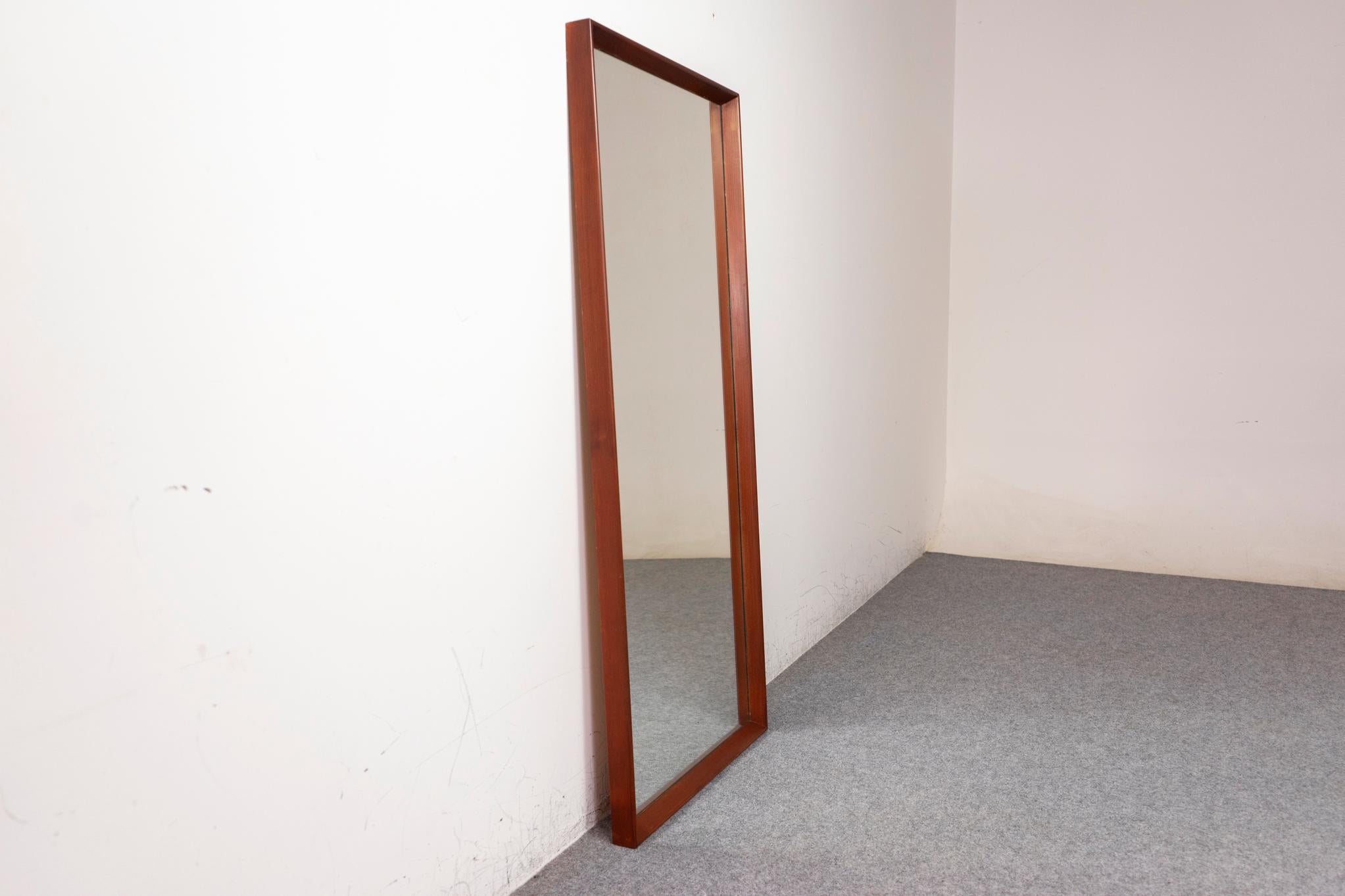 Specchio da parete danese moderno in teak in vendita 1