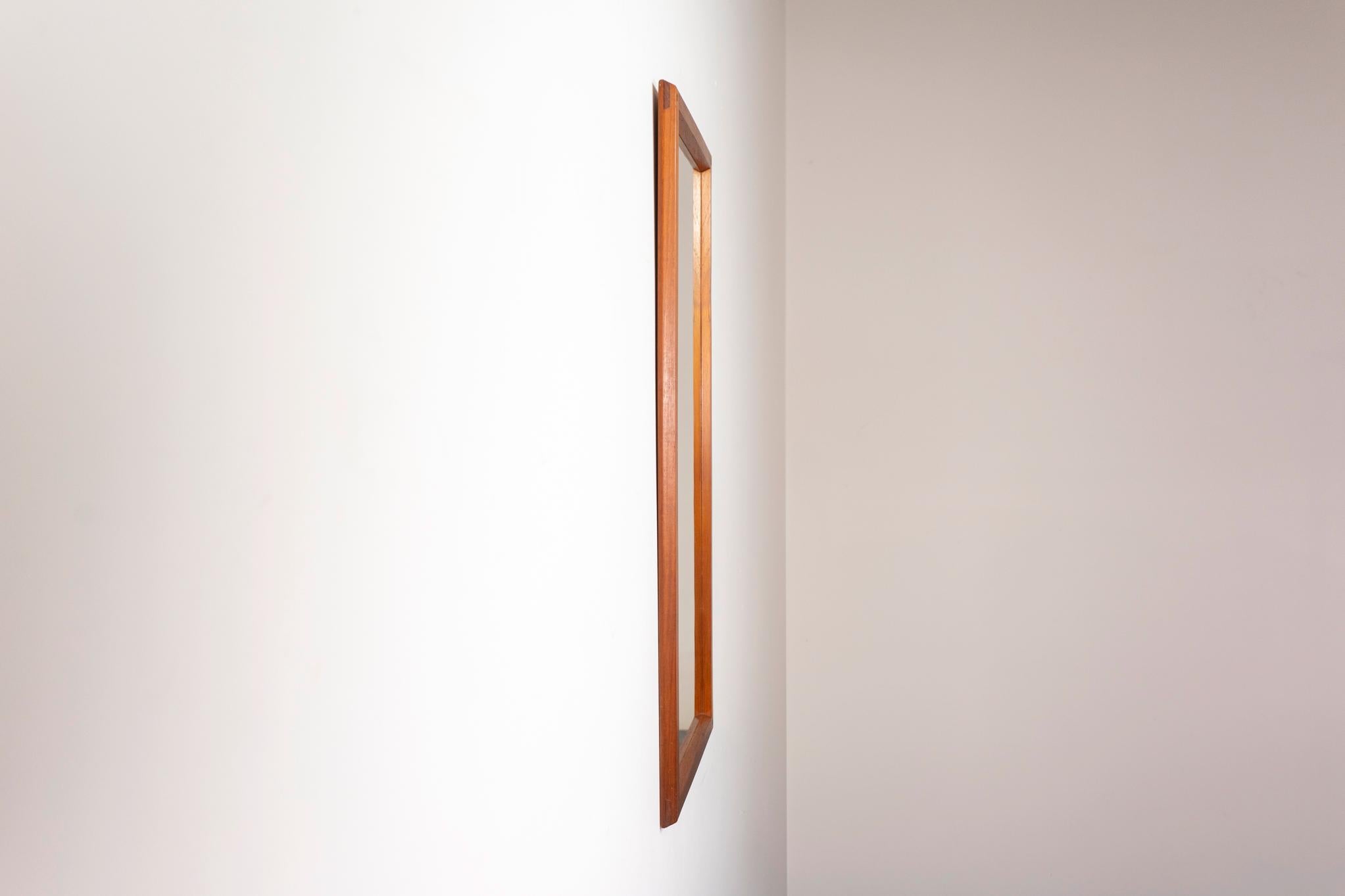 Specchio da parete danese moderno in teak in vendita 1