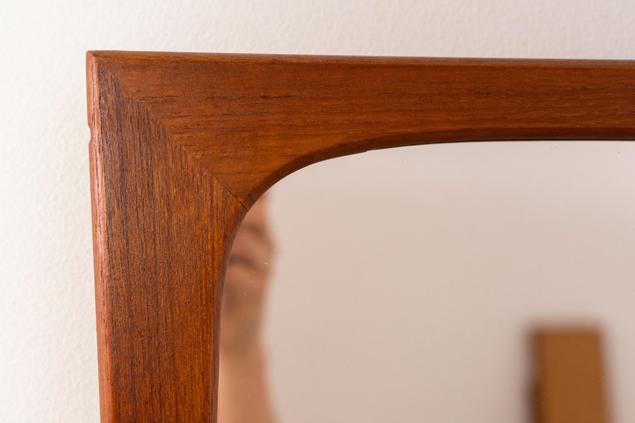 Specchio da parete danese moderno in teak in vendita 1