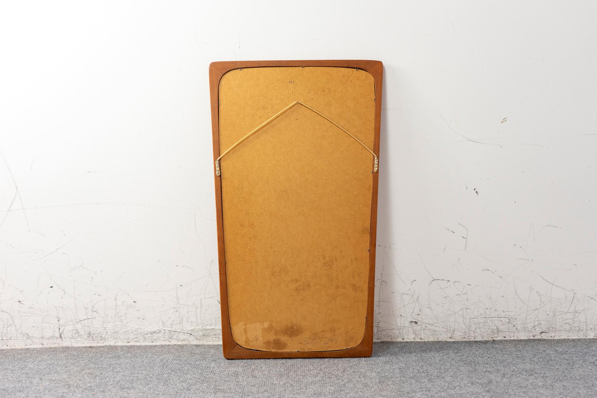 Espejo de pared moderno danés de teca en venta 1