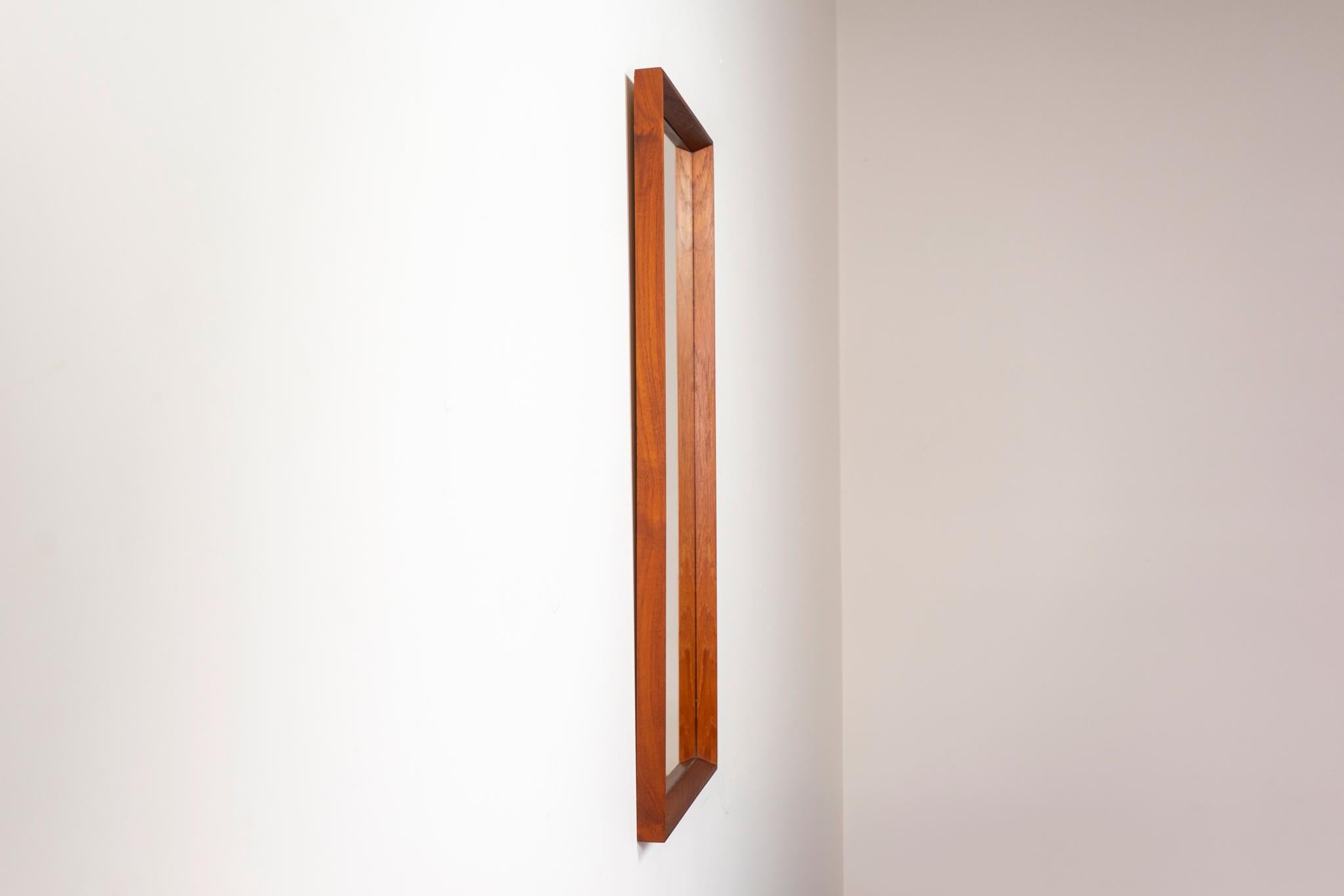 Specchio da parete danese moderno in teak in vendita 1