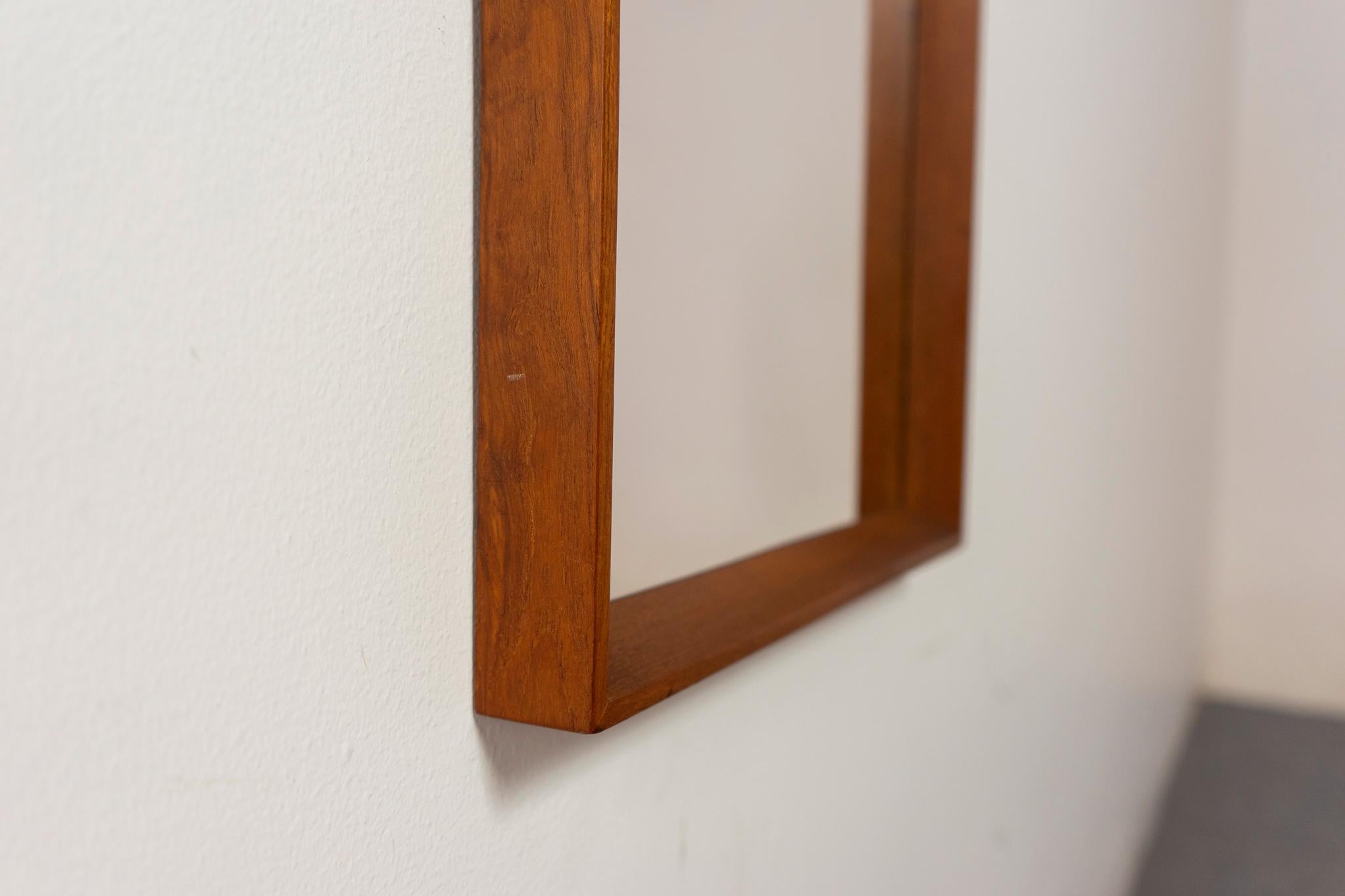 Espejo de pared moderno danés de teca en venta 2