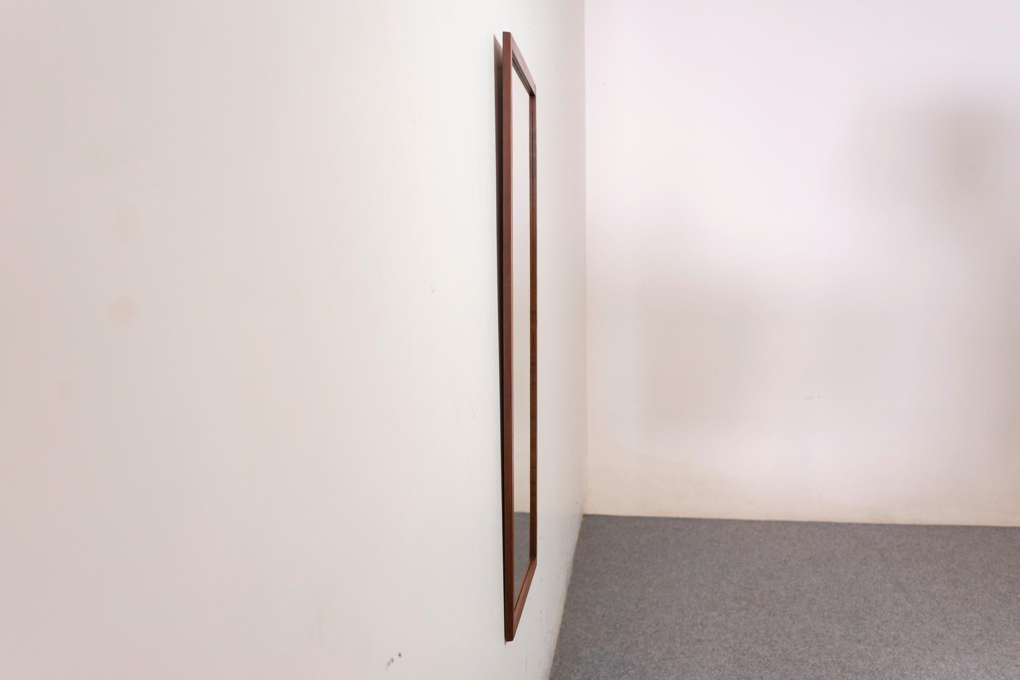 Specchio da parete danese moderno in teak in vendita 2