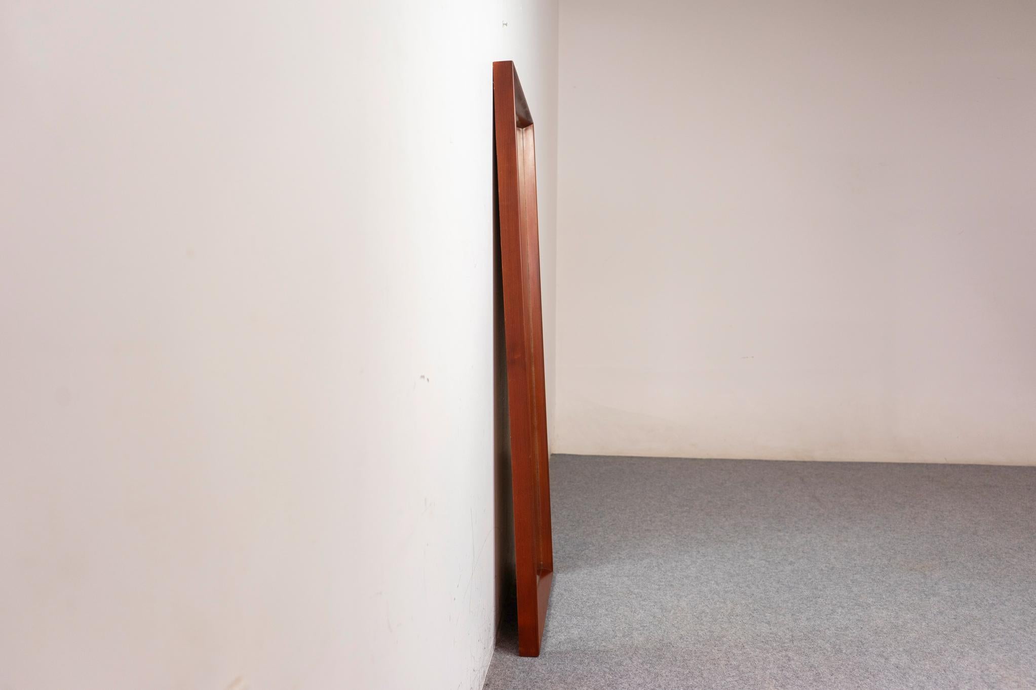 Specchio da parete danese moderno in teak in vendita 2