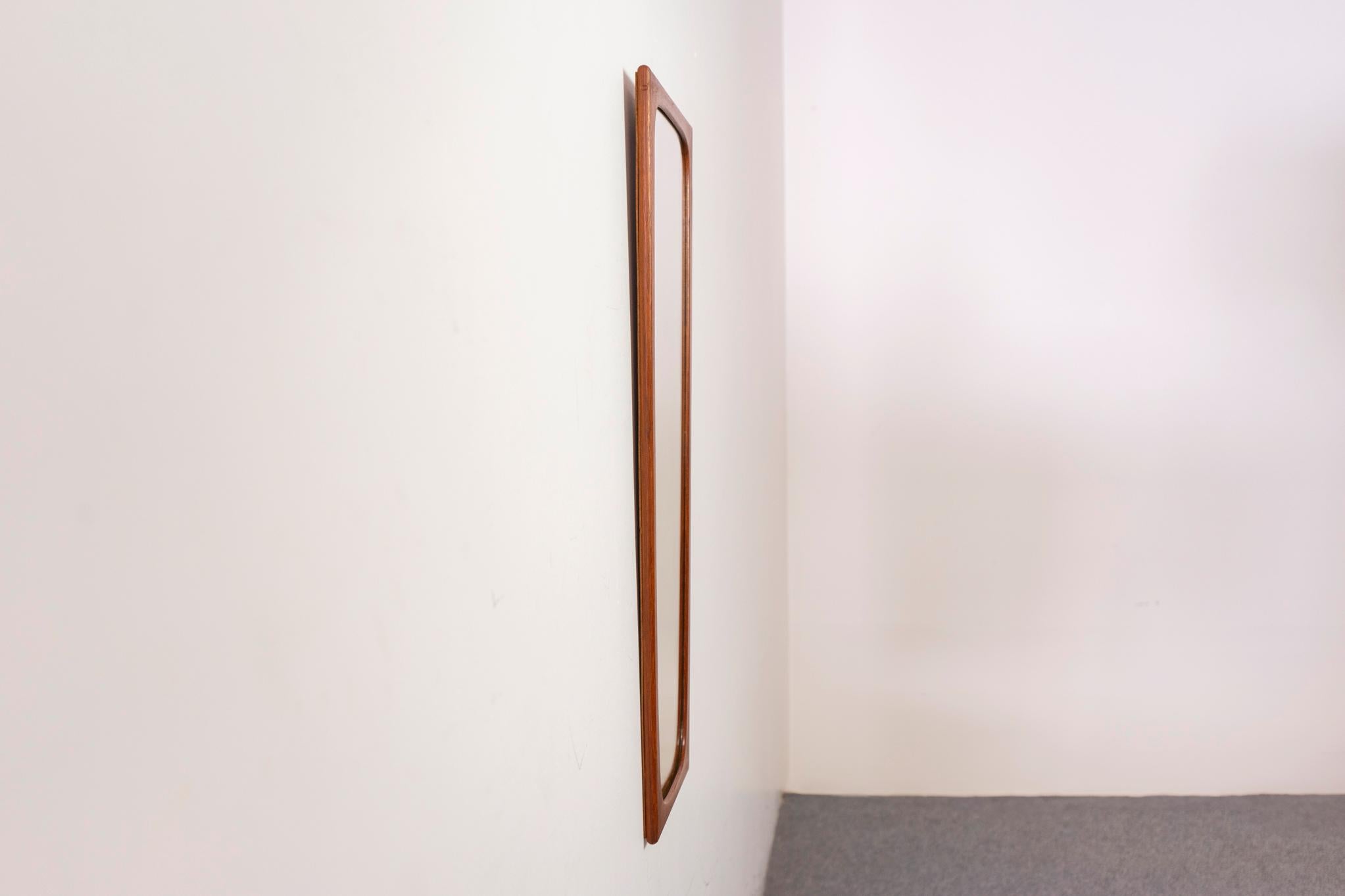 Specchio da parete danese moderno in teak in vendita 2