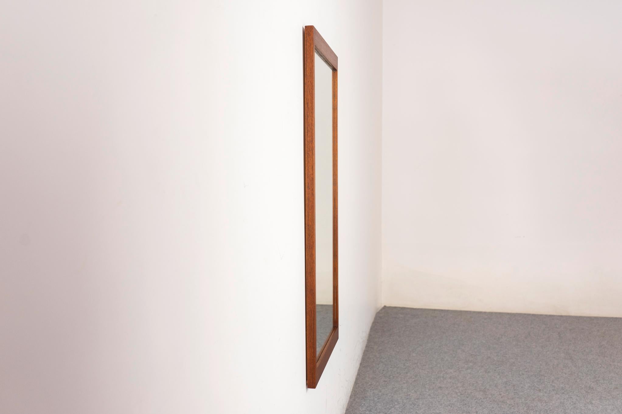Dänischer Modern Teak Wandspiegel im Angebot 2