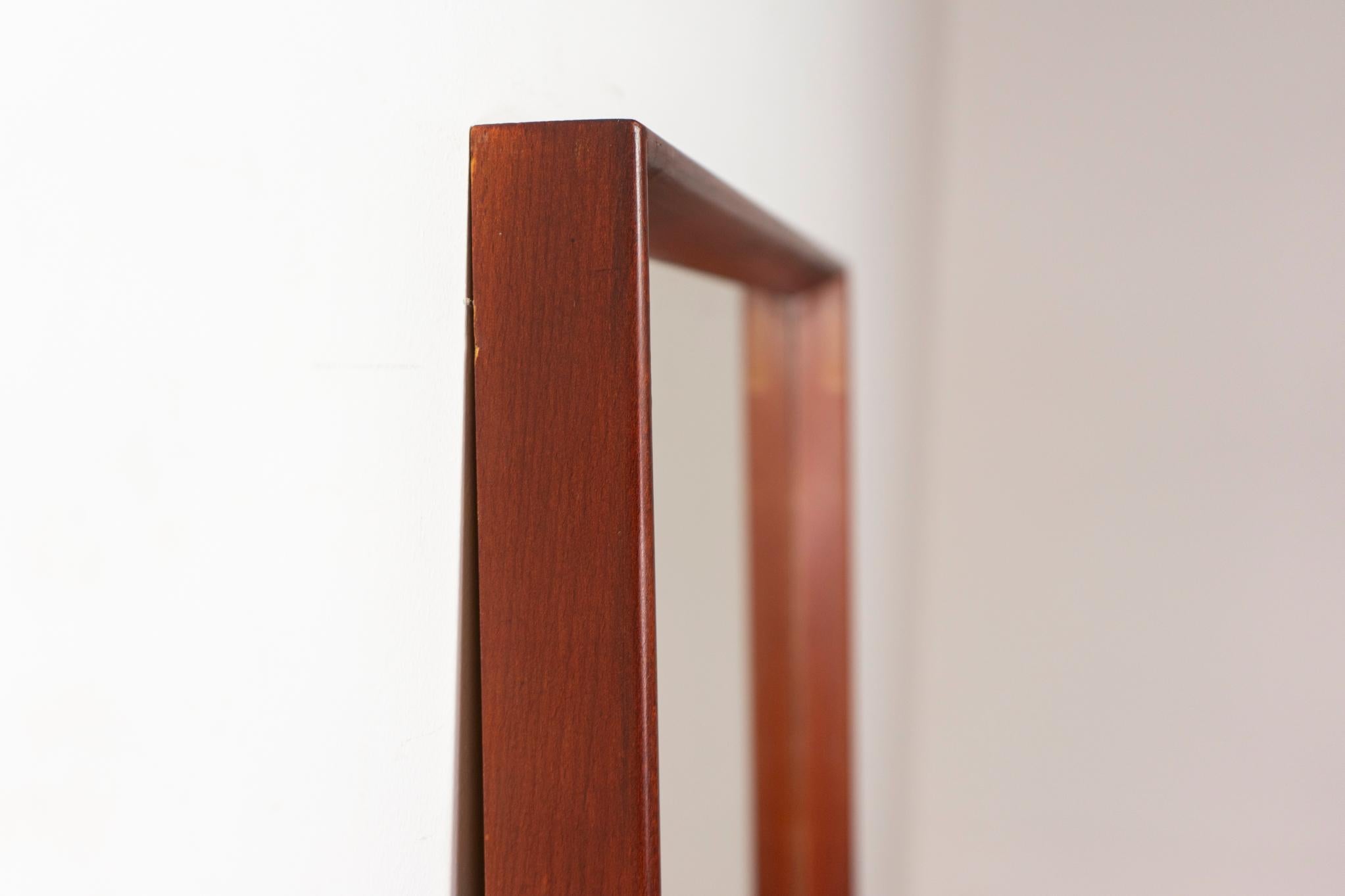 Specchio da parete danese moderno in teak in vendita 3