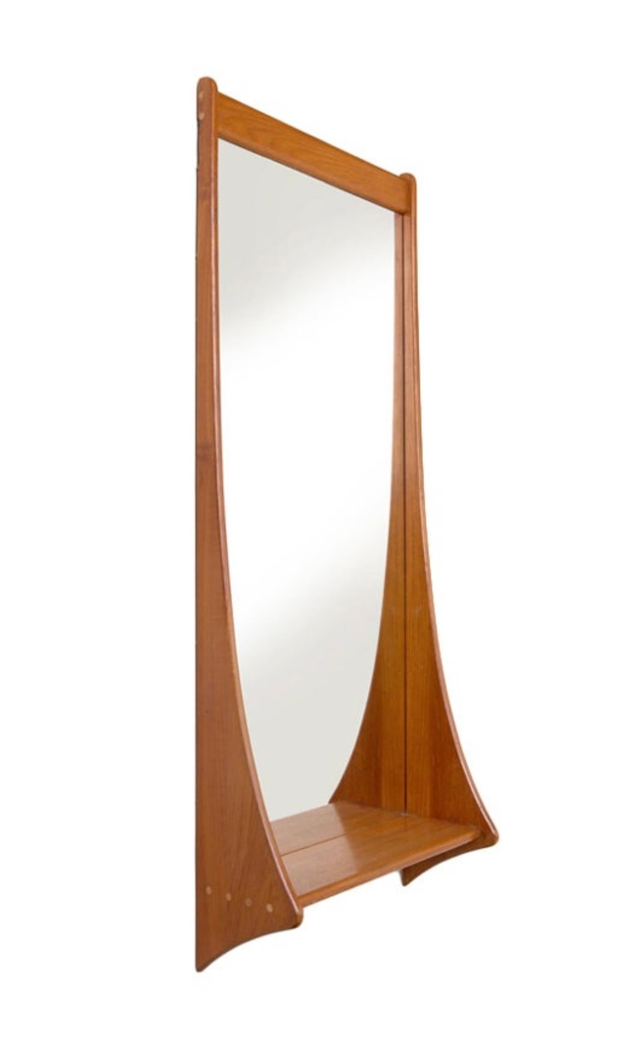 Miroir mural moderne danois en teck avec étagère de Jansen Spejle, années 1960.

Miroir mural haut avec étagère The Modern Scandinavian Mid-Century Modern modèle 393. Conçu et fabriqué par Jansen Spejle, Danemark. Le verre miroir a été fourni par