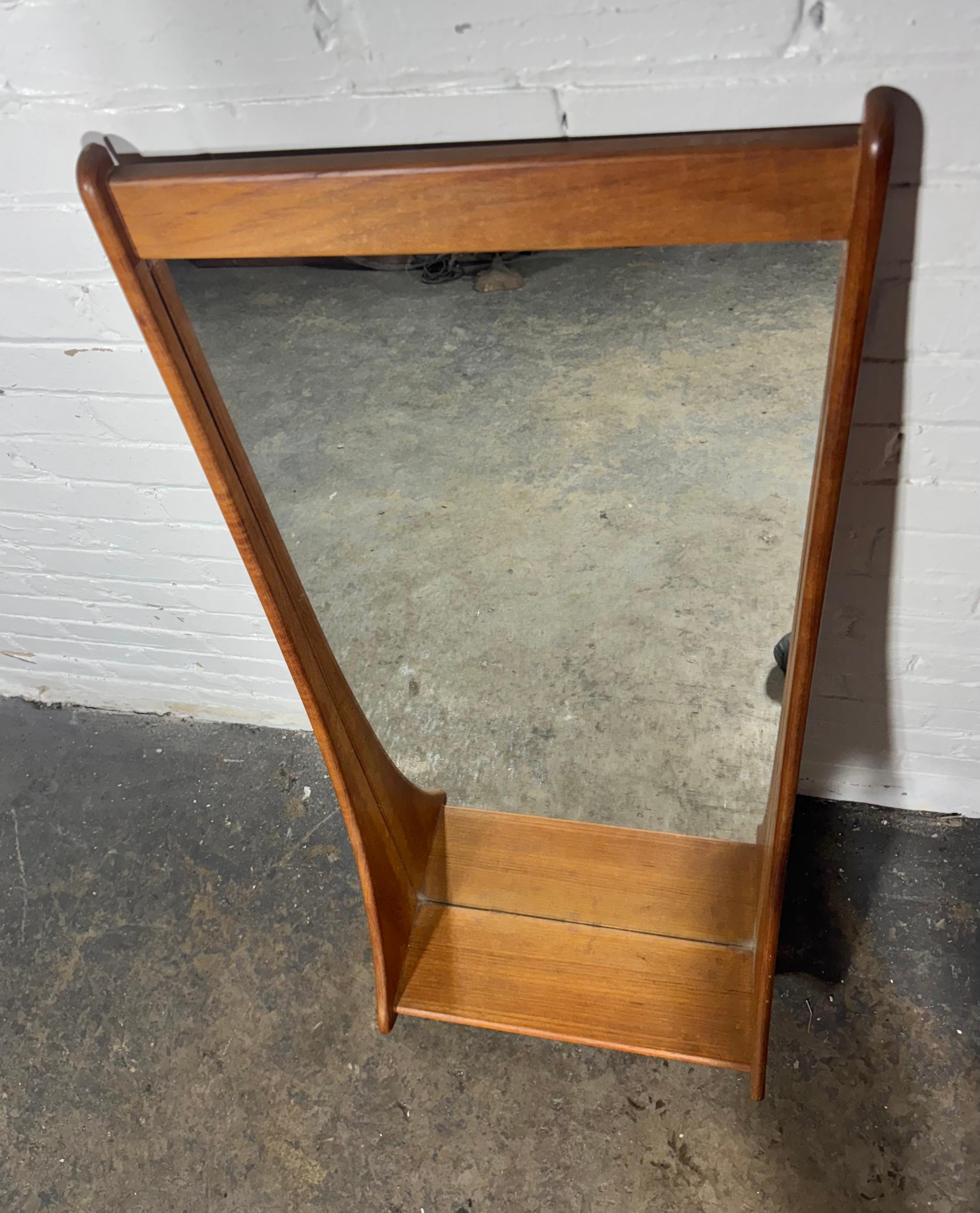 Scandinave moderne Miroir mural moderne danois en teck avec étagère de Jansen Spejle, années 1960. en vente
