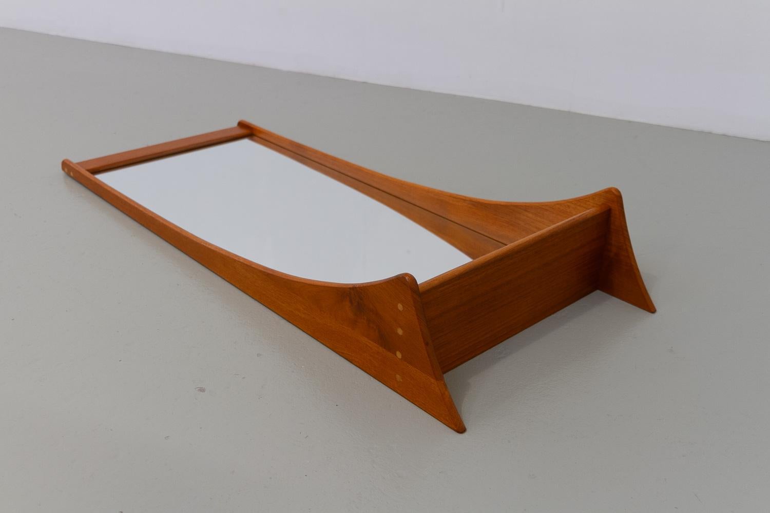Danish Modern Teak Wall Mirror with Shelf by Jansen Spejle, 1960s. In Good Condition For Sale In Asaa, DK