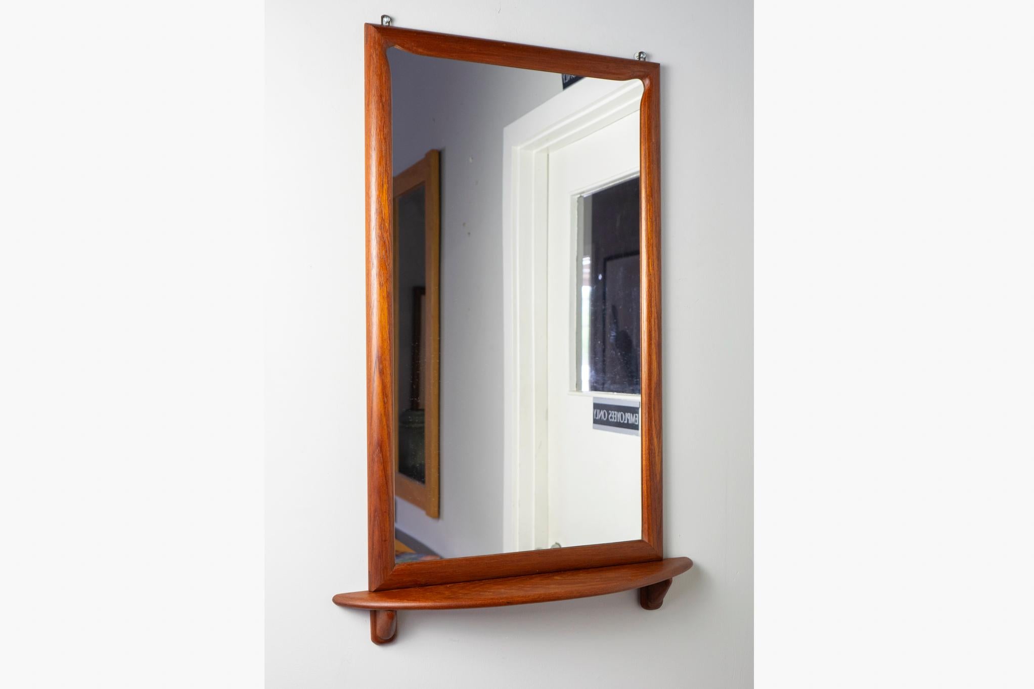 Dänischer moderner Teakholz-Wandspiegel mit Regal (Skandinavische Moderne) im Angebot