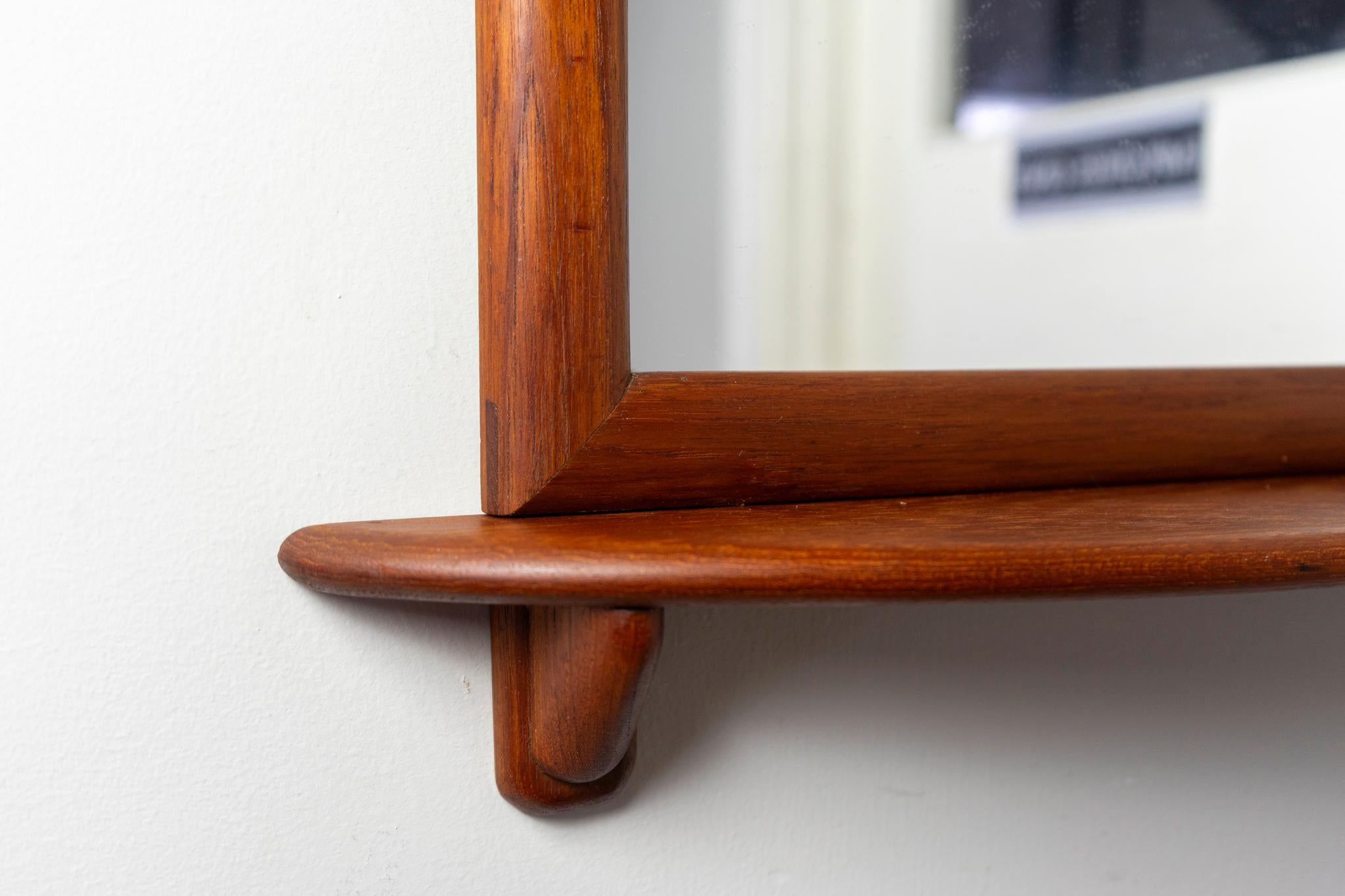 Dänischer moderner Teakholz-Wandspiegel mit Regal im Zustand „Gut“ im Angebot in VANCOUVER, CA
