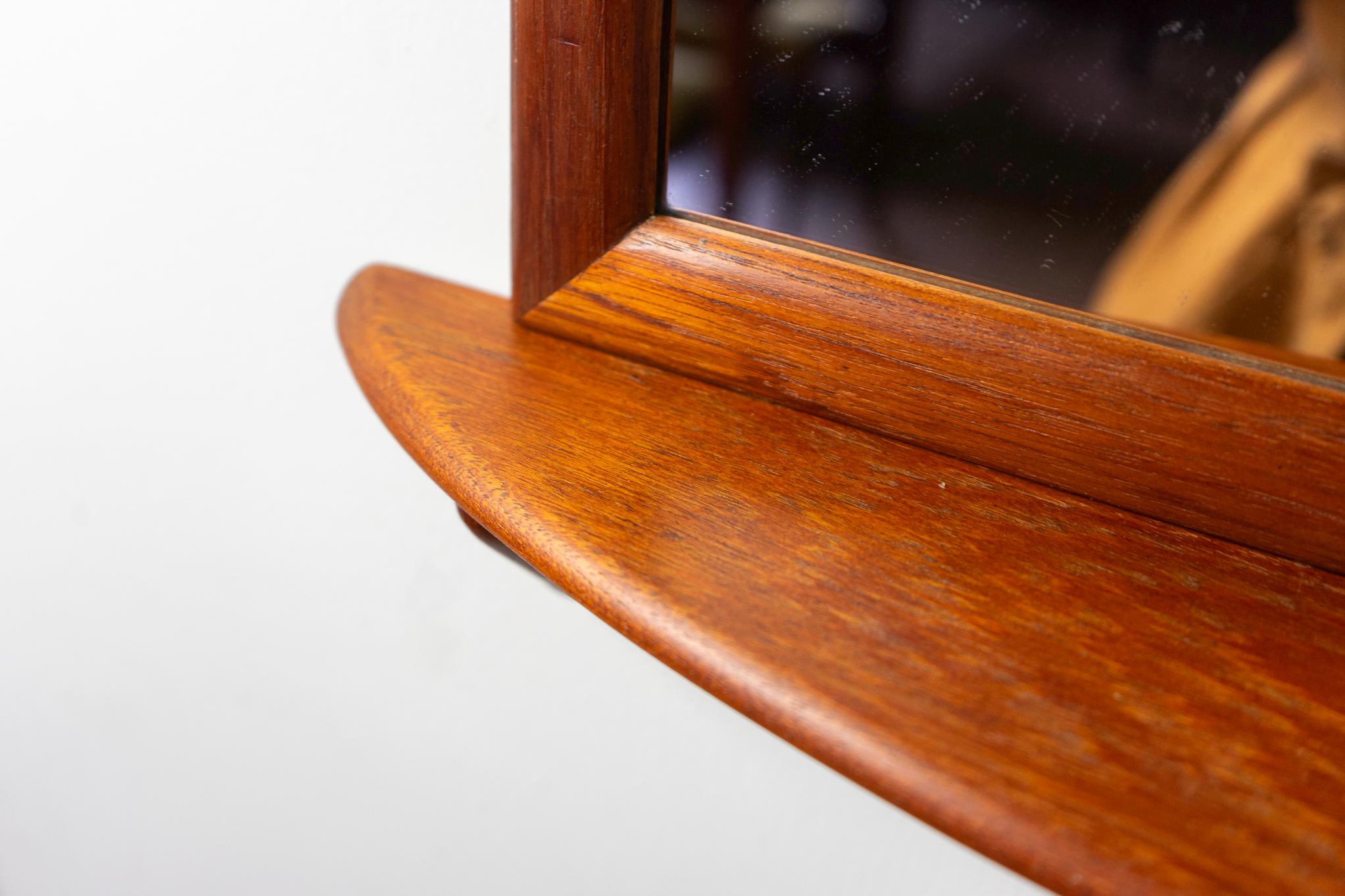 Dänischer moderner Teakholz-Wandspiegel mit Regal (Mitte des 20. Jahrhunderts) im Angebot