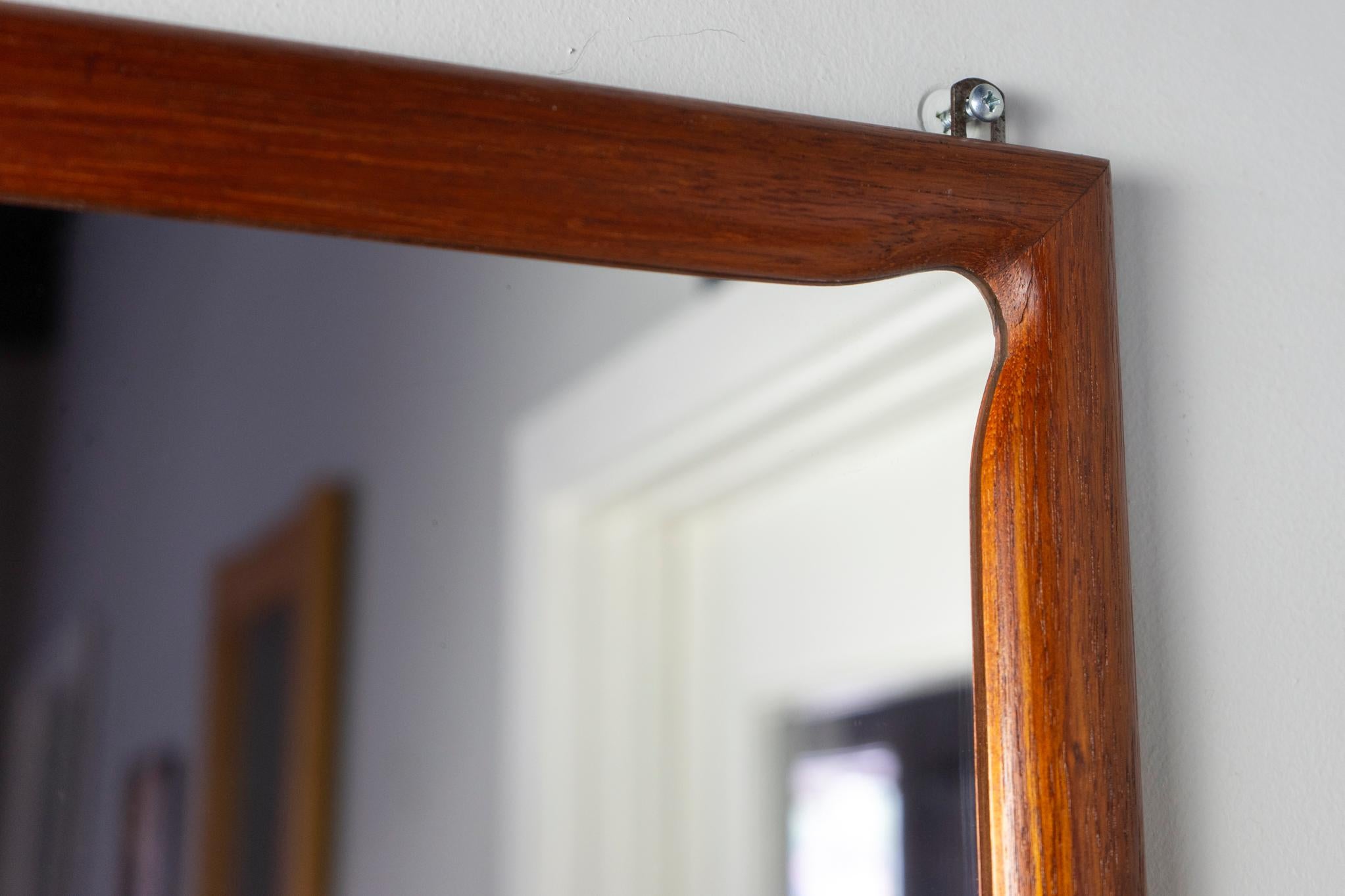 Dänischer moderner Teakholz-Wandspiegel mit Regal im Angebot 1