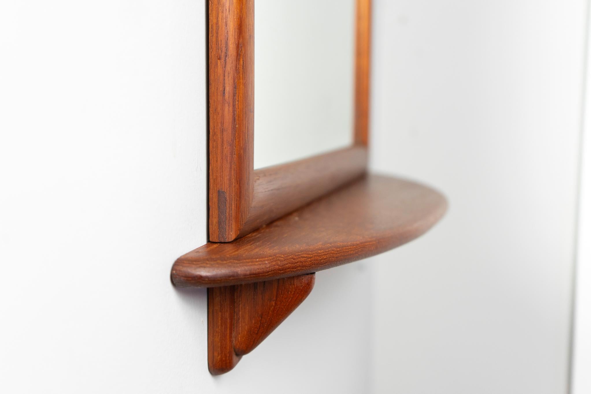 Dänischer moderner Teakholz-Wandspiegel mit Regal im Angebot 2