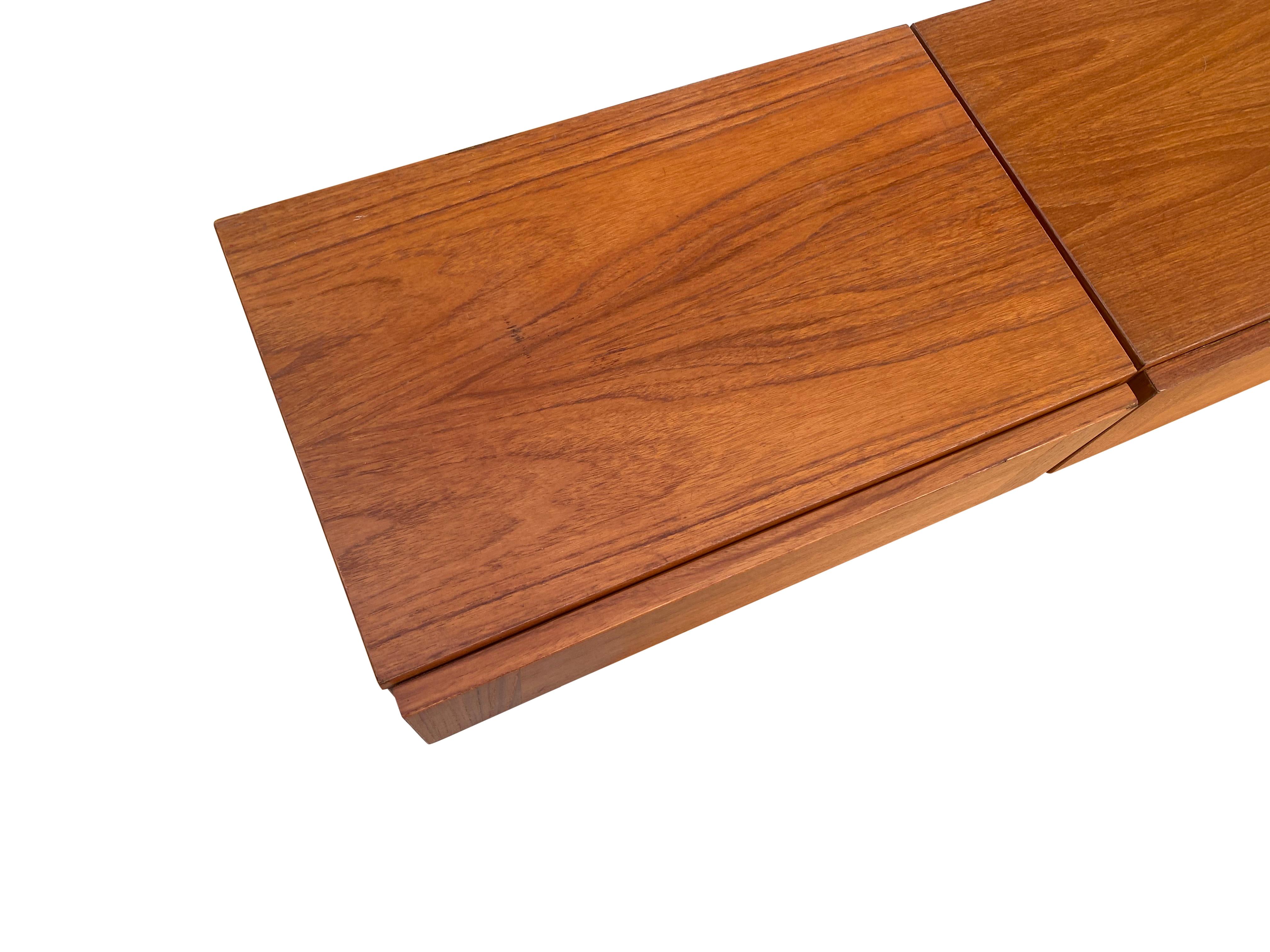 Tables de nuit modernes danoises en teck. Des tons chauds et des motifs subtils de grain de bois. Les tiroirs fonctionnent correctement. En bon état vintage. Doublé de velours. Suffisamment compact pour les petits espaces, il offre néanmoins une