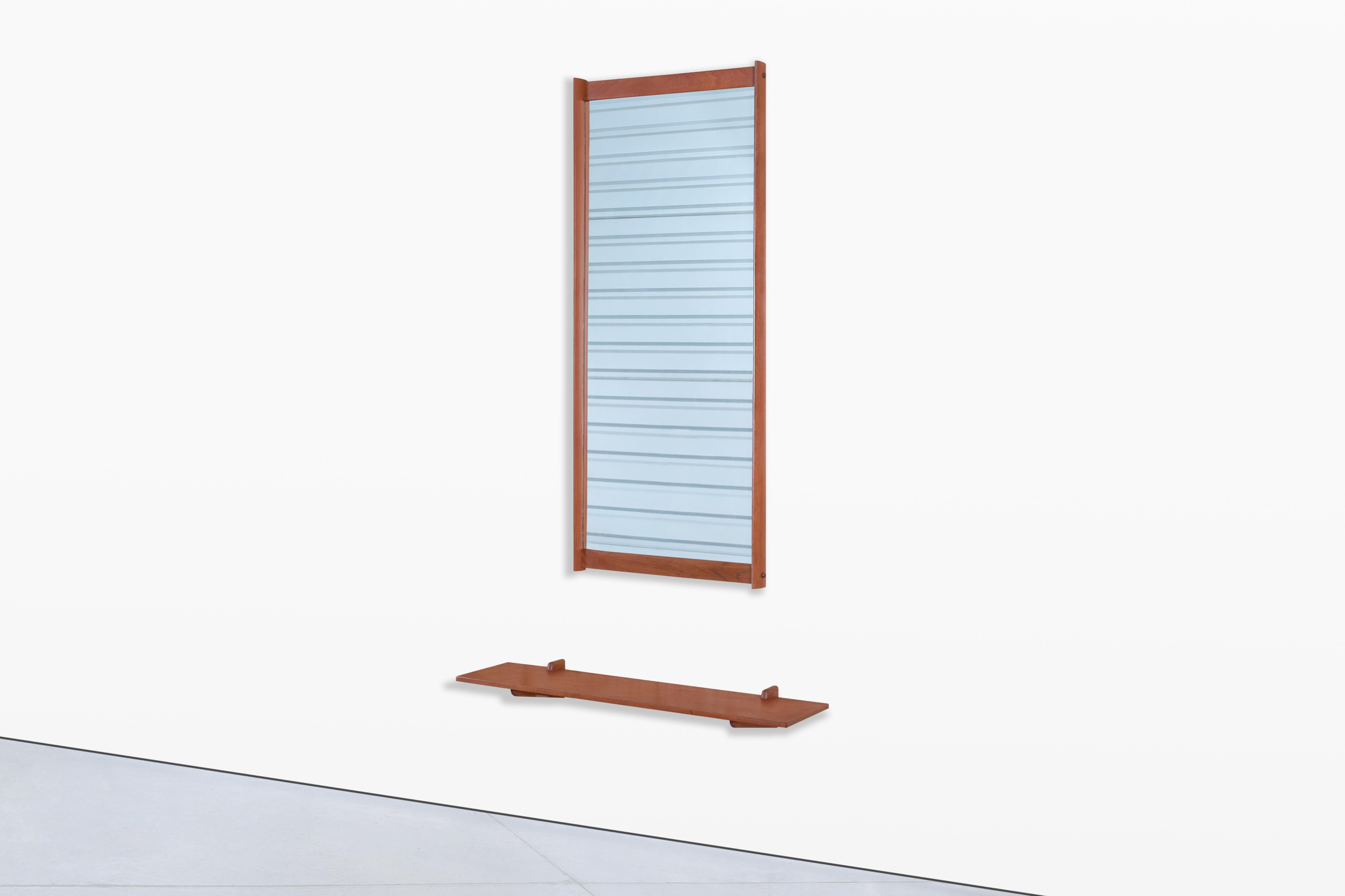 Eleganza di metà secolo in casa tua con questo splendido specchio da parete in teak moderno danese con ripiano, disegnato dal famoso Kai Kristiansen per Aksel Kjersgaard negli anni Sessanta. Questo squisito pezzo non è solo uno specchio: è una