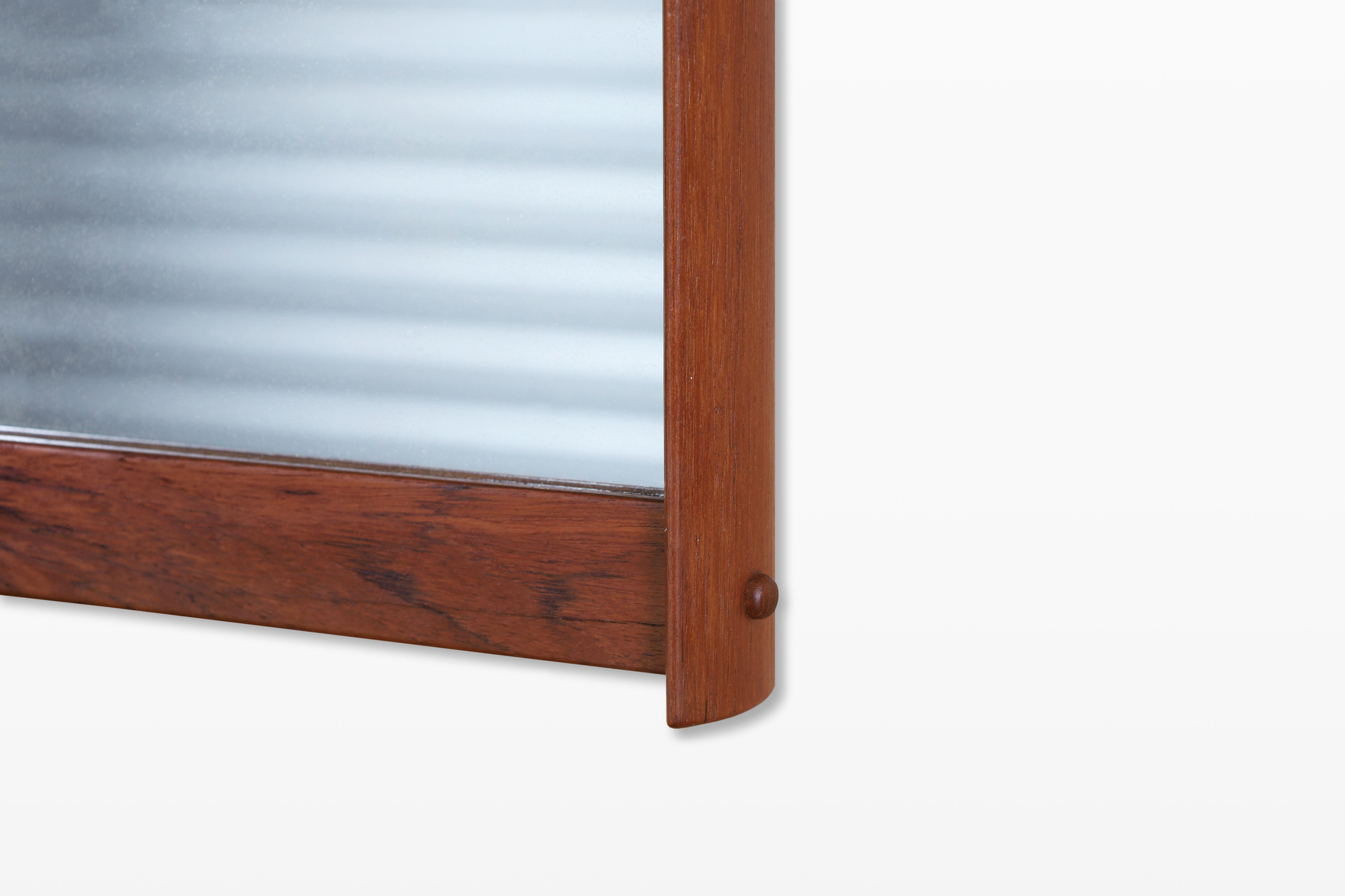 Specchio da parete in teak moderno danese con mensola di Kai Kristiansen In condizioni buone in vendita a North Hollywood, CA