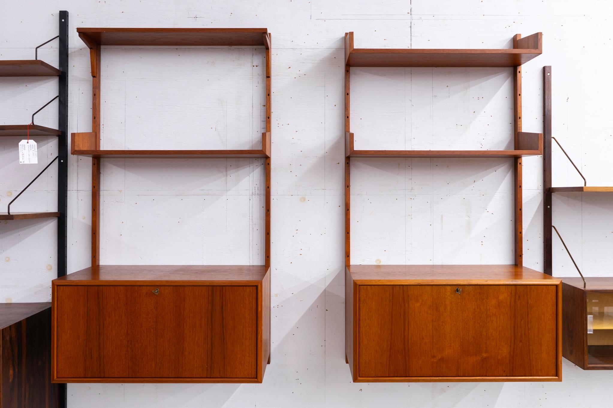Dänische Wandsysteme aus Teakholz, ca. 1960er Jahre. Zweibahnige Wandsysteme mit Massivholzverkleidung und atemberaubenden Furnieroberflächen in Buchform. Modulares Design, kann in jeder beliebigen Konfiguration aufgehängt werden! Enthält: 4