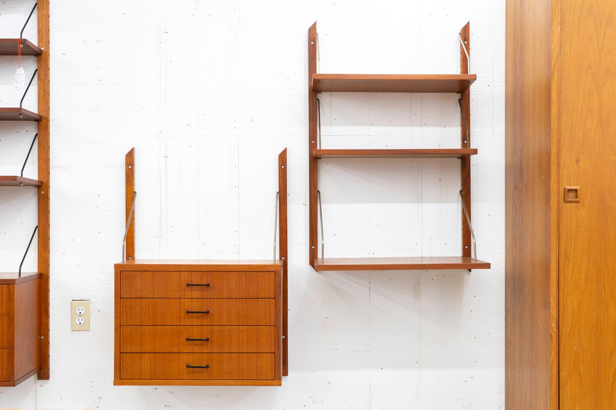 Dänische Wandsysteme aus Teakholz, ca. 1960er Jahre. Zweifach-Wandsysteme mit Massivholzverkleidung und atemberaubendem Furnier in Buchform. Enthält: 4 Schienen, Kommode, 1 x 16 