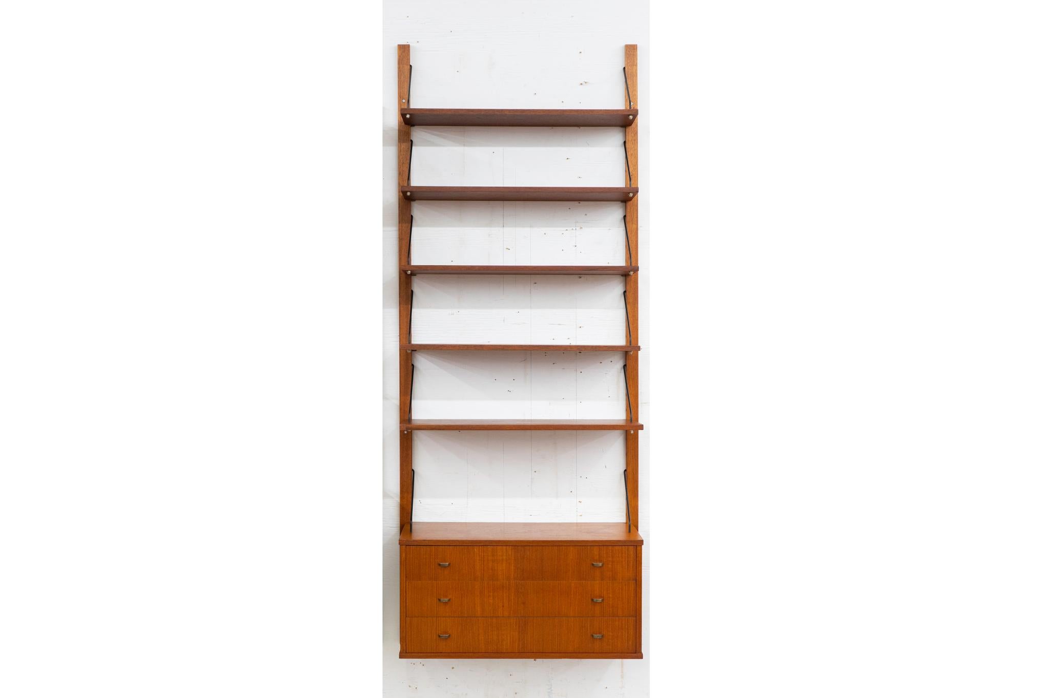 Wandsystem aus Teakholz, ca. 1960er Jahre. Modularer Schrank und Regal mit kontrastierender schwarzer Metallarmatur. Enthält: 2 Schienen, Kommode, 1 x 11 