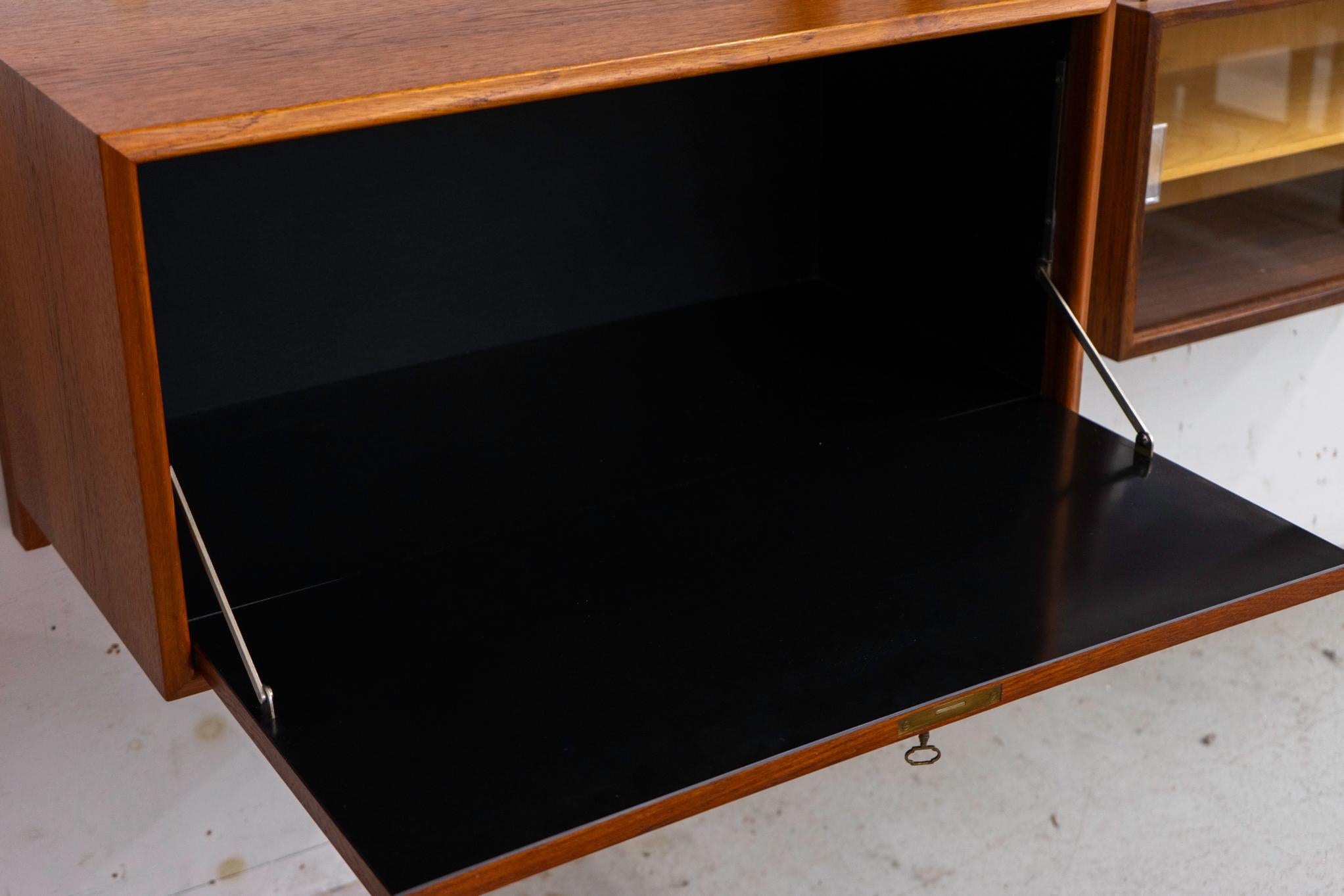 Dänisches Modernes Teakholz-Wandsystem (Furnier) im Angebot