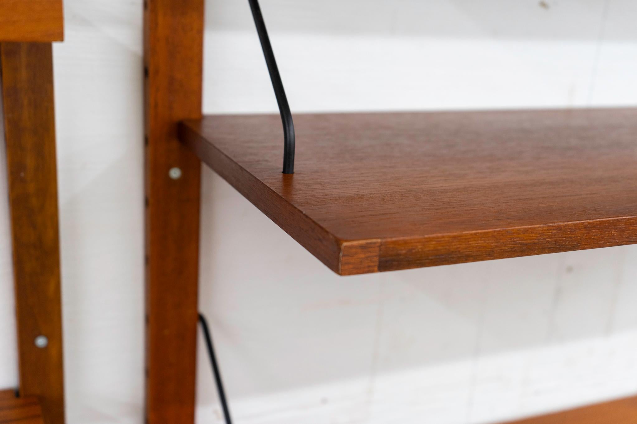 Dänisches Modernes Teakholz-Wandsystem (Furnier) im Angebot